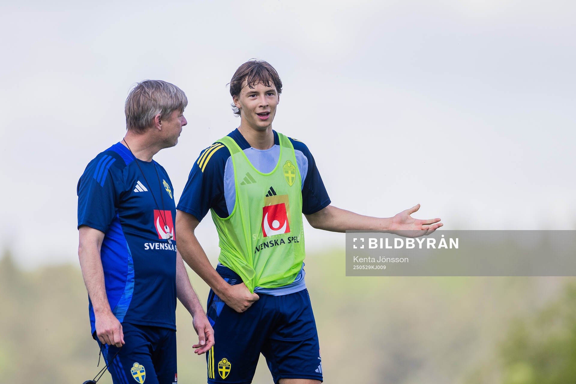 Head coach Jon Dahl Tomasson and John Mellberg of the Swedish men's national football team during a training session on May 29, 2025 in Stockholm. 