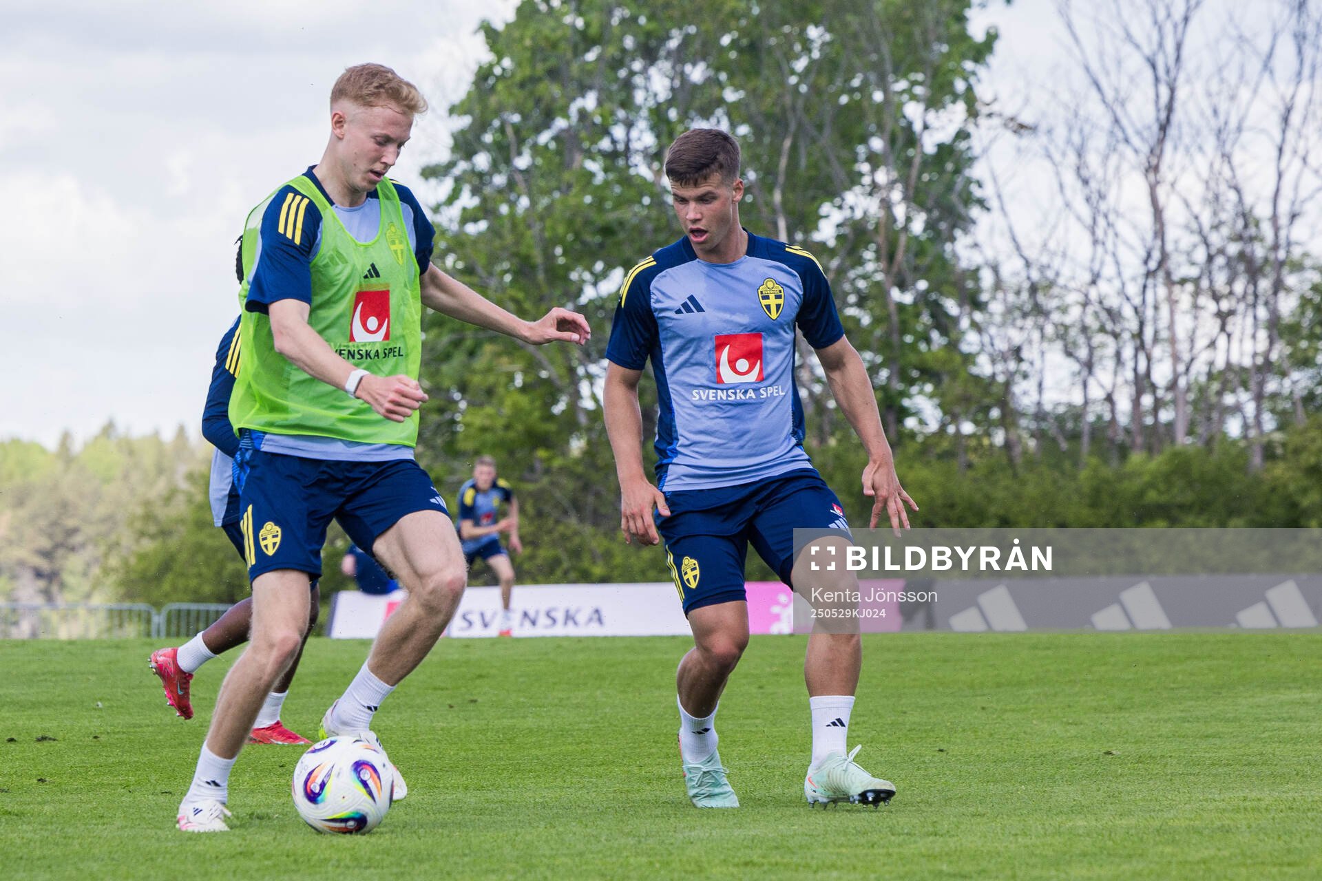 Hugo Larsson and Samuel Dahl of the Swedish men's national football team during a training session on May 29, 2025 in Stockholm. 
