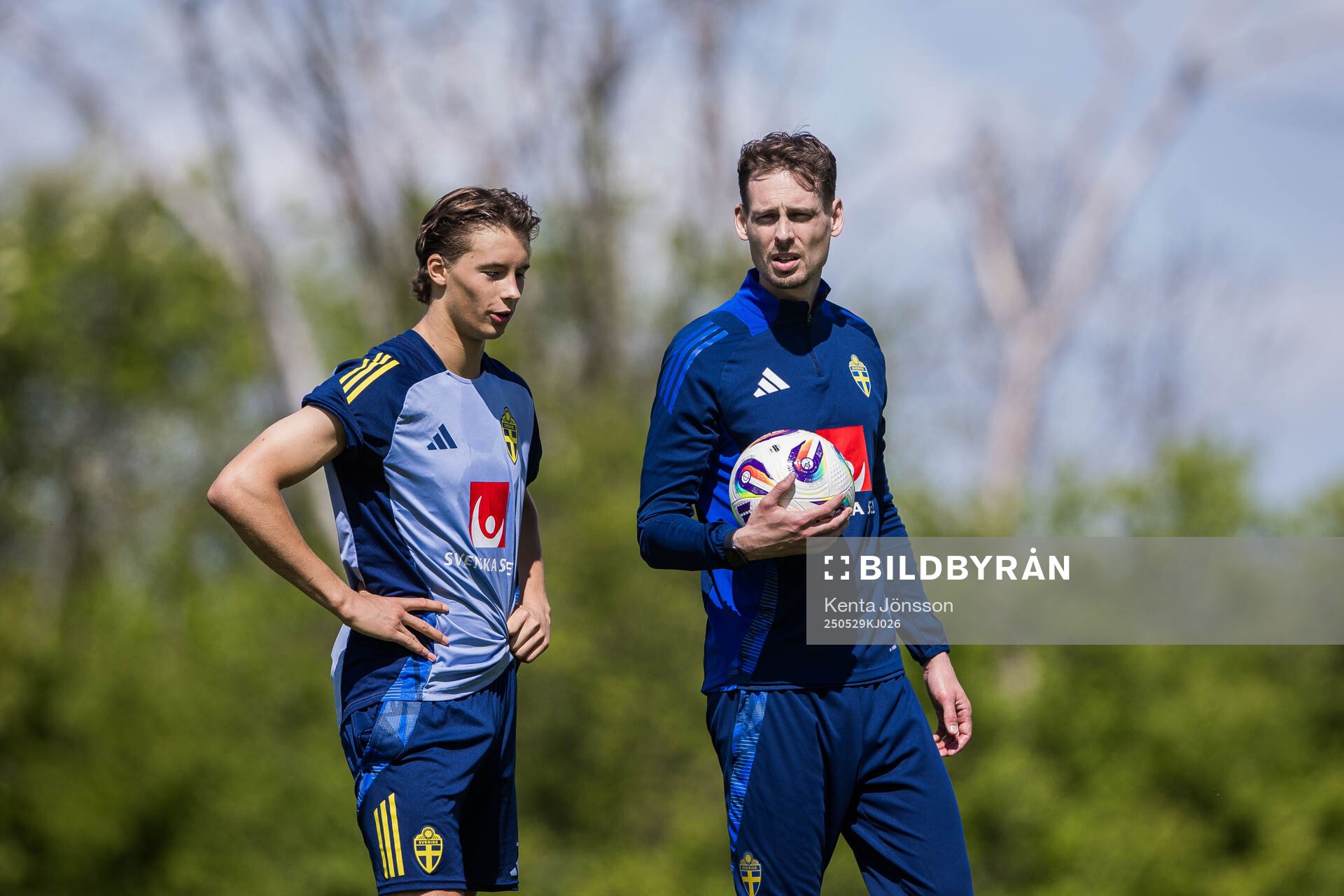 John Mellberg and Daniel Bäckström (U21 head coach) of the Swedish men's national football team during a training session on May 29, 2025 in Stockholm. 
