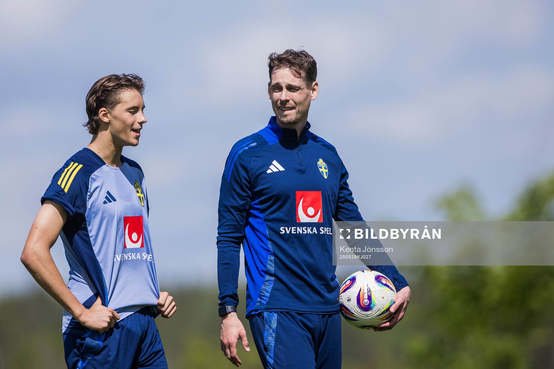 John Mellberg and Daniel Bäckström (U21 head coach) of the Swedish men's national football team during a training session on May 29, 2025 in Stockholm. 
