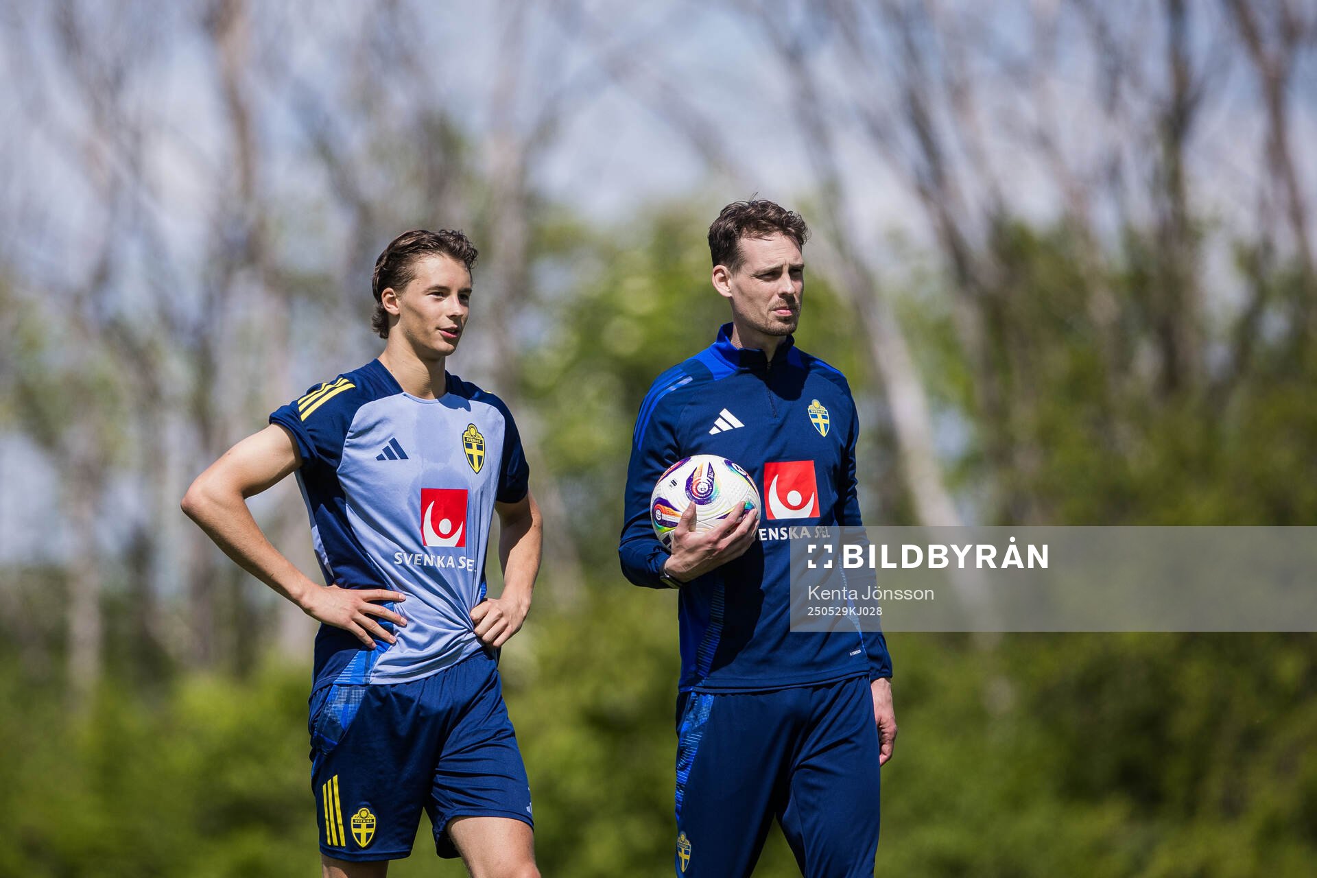 John Mellberg and Daniel Bäckström (U21 head coach) of the Swedish men's national football team during a training session on May 29, 2025 in Stockholm. 
