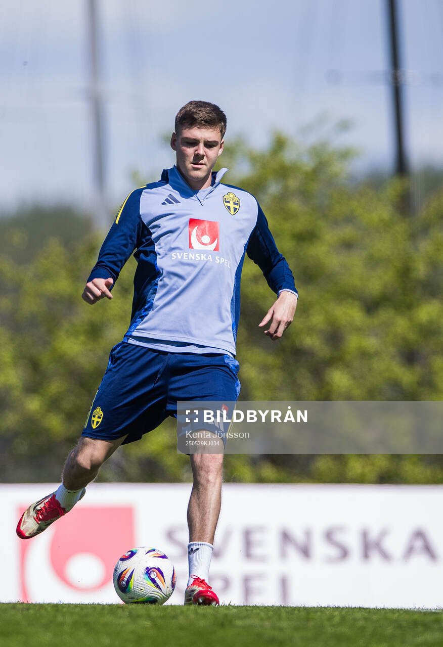 Emil Holm the Swedish men's national football team during a training session on May 29, 2025 in Stockholm. 
