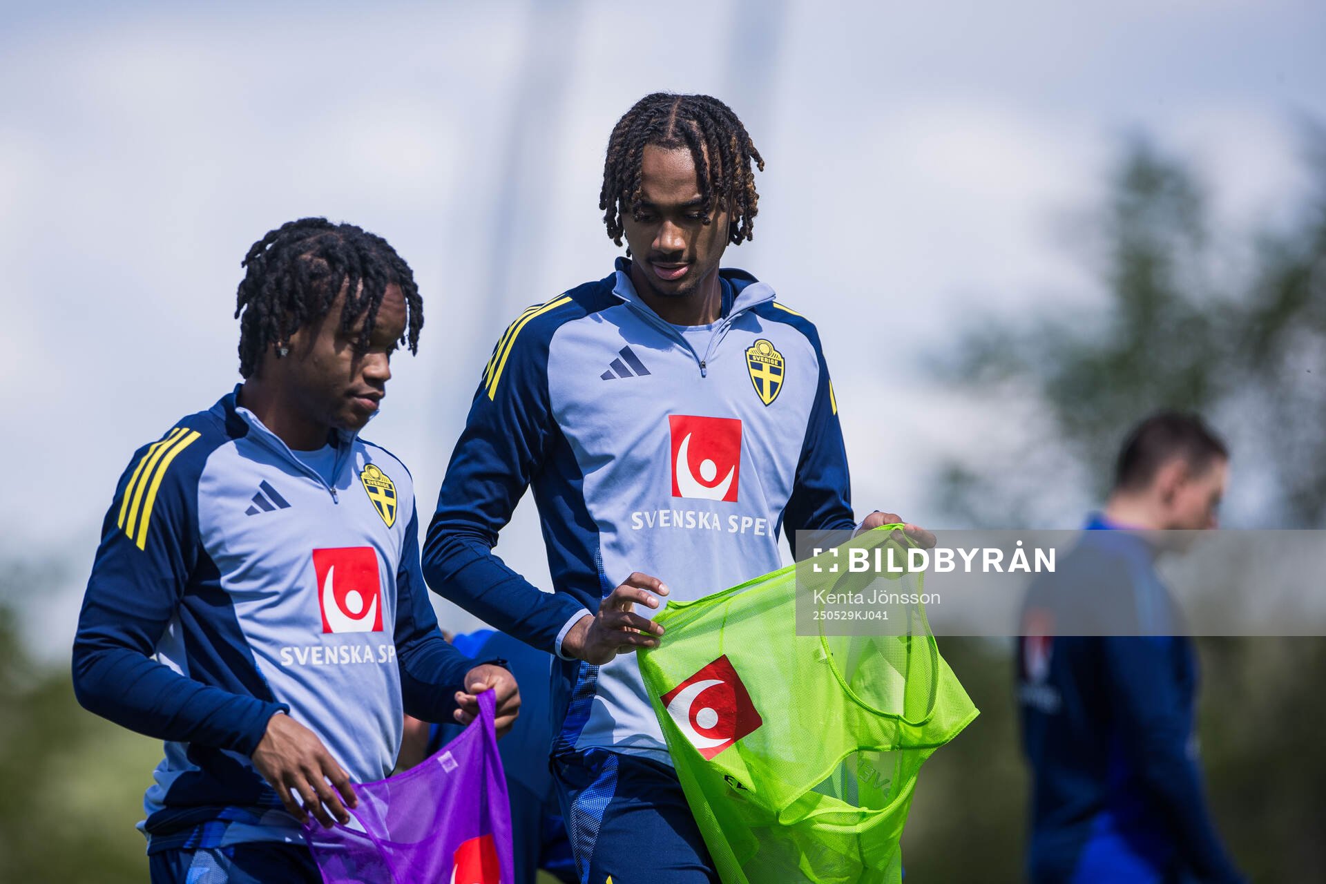 Jeremy Agbonifo and Jonah Kusi Asare of the Swedish men's national football team during a training session on May 29, 2025 in Stockholm. 
