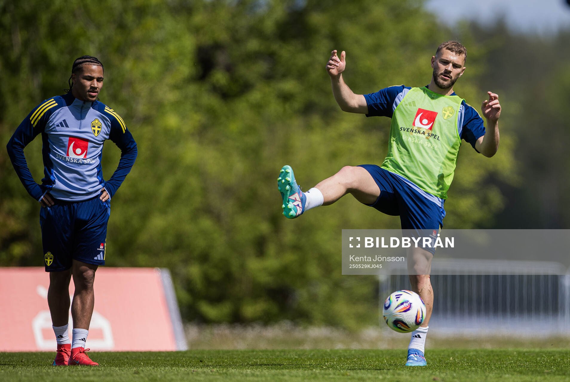 Momodou Sonko and Jesper Karlström of the Swedish men's national football team during a training session on May 29, 2025 in Stockholm. 

