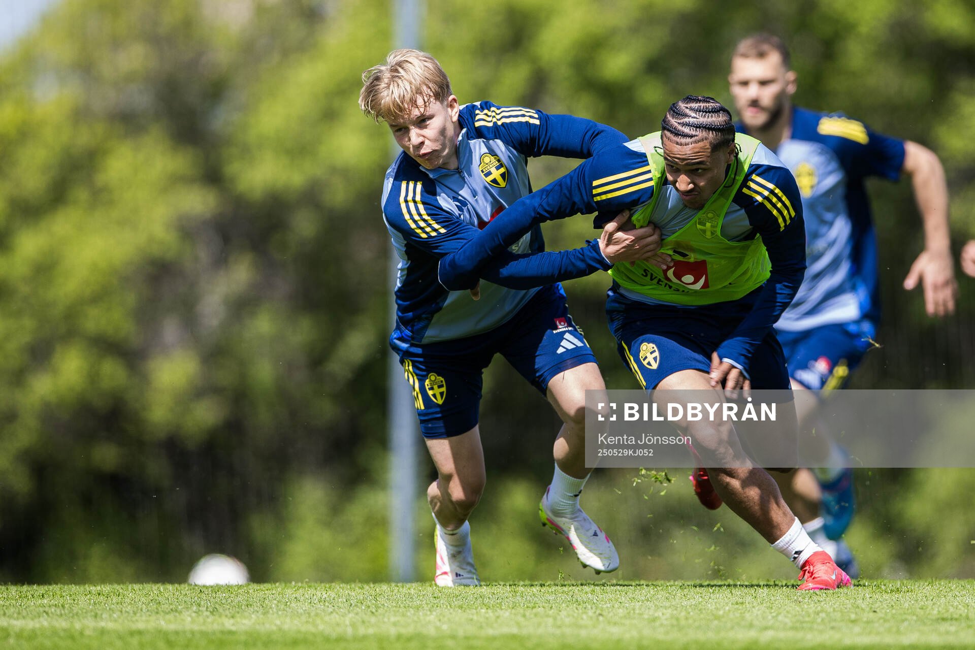 Daniel Svensson and Momodou Sonko of the Swedish men's national football team during a training session on May 29, 2025 in Stockholm. 
