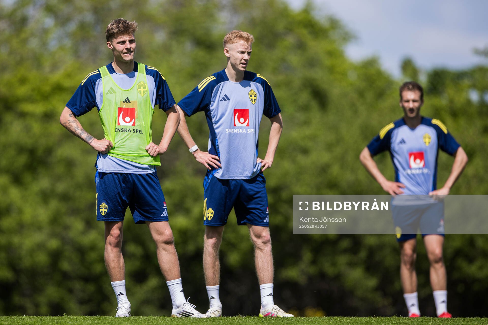 Lukas Björklund and Hugo Larsson of the Swedish men's national football team during a training session on May 29, 2025 in Stockholm. 
