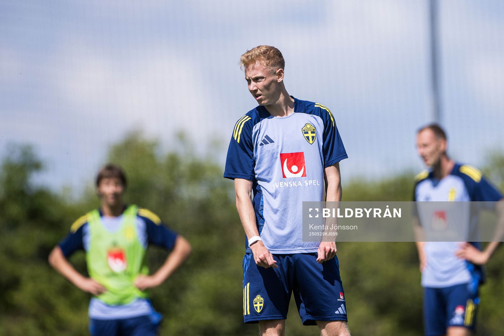Hugo Larsson of the Swedish men's national football team during a training session on May 29, 2025 in Stockholm. 