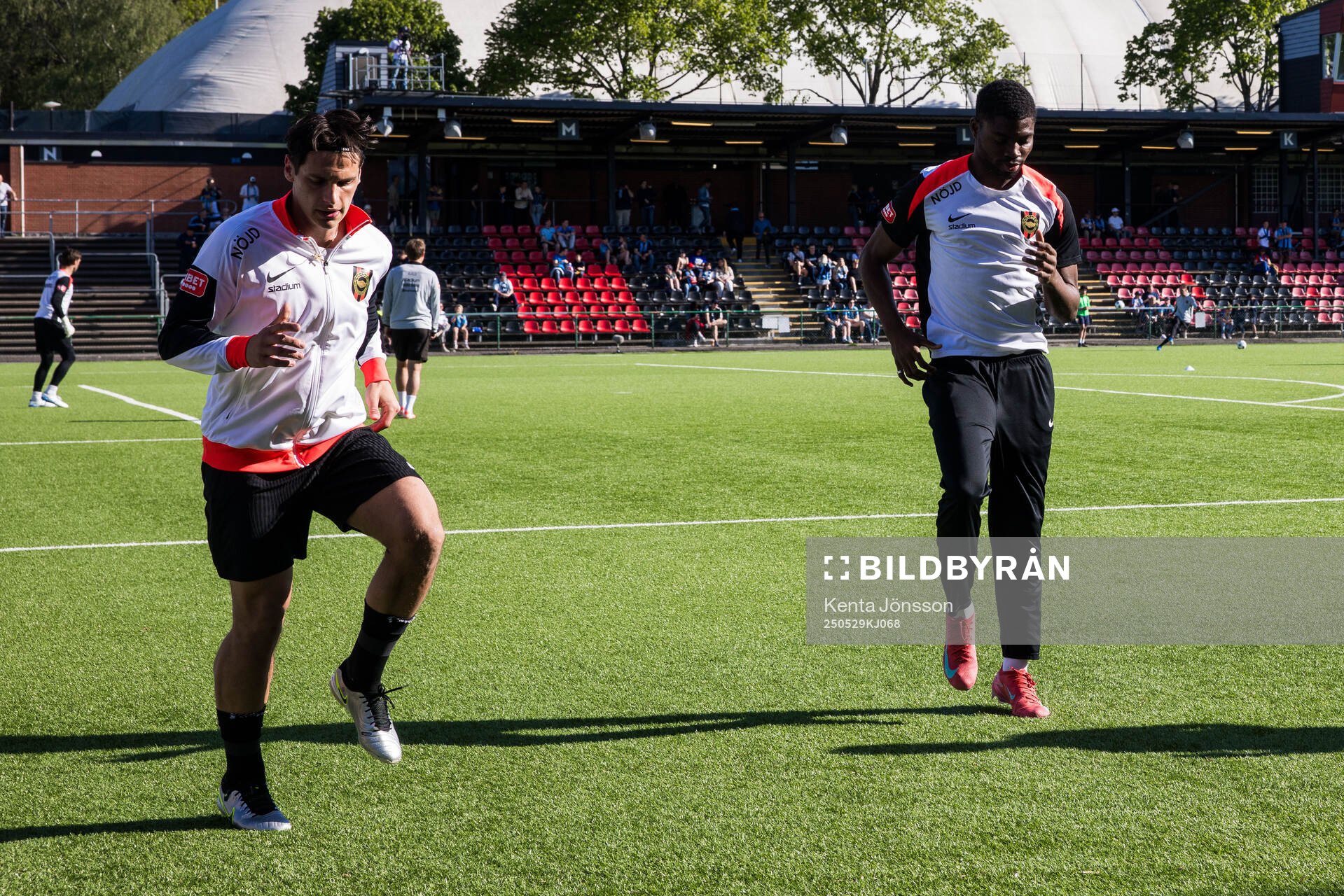 Brommapojkarnas Kevin Ackermann inför fotbollsmatchen i Allsvenskan mellan Brommapojkarna och Djurgården den 29 maj 2025 i Stockholm.