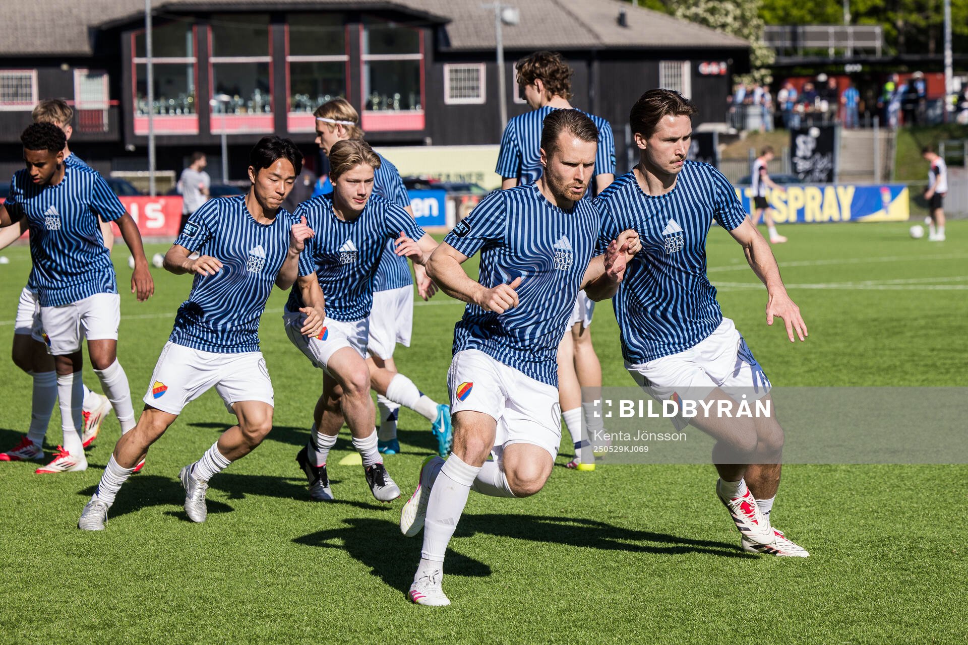 Djurgårdens Jacob Une och Miro Tenho inför fotbollsmatchen i Allsvenskan mellan Brommapojkarna och Djurgården den 29 maj 2025 i Stockholm.