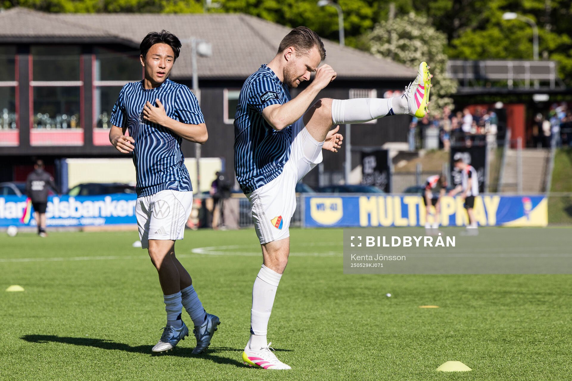 Djurgårdens Santeri Haarala och Jacob Une inför fotbollsmatchen i Allsvenskan mellan Brommapojkarna och Djurgården den 29 maj 2025 i Stockholm.