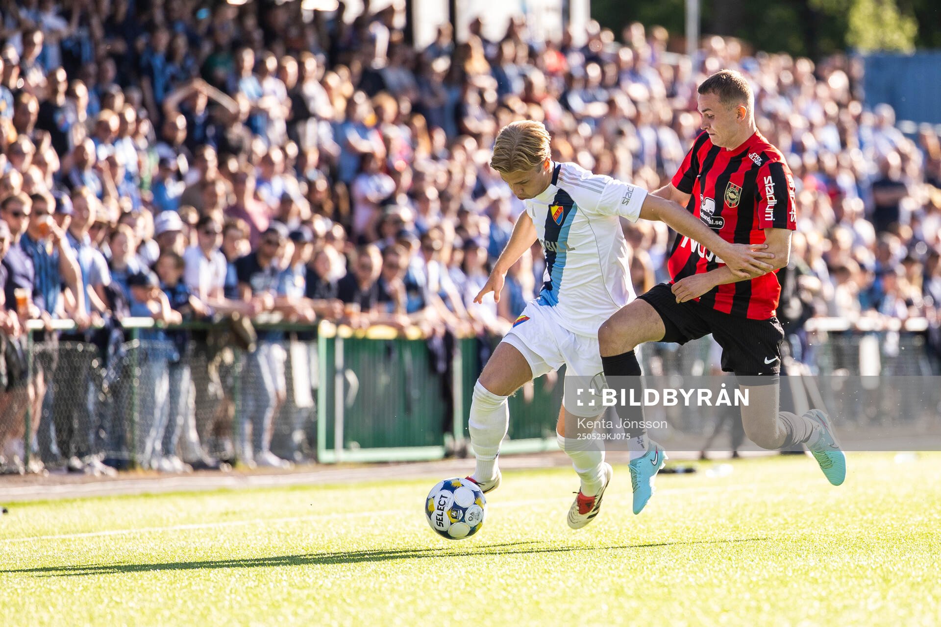 Djurgårdens Theo Bergvall och Brommapojkarnas Victor Lind under fotbollsmatchen i Allsvenskan mellan Brommapojkarna och Djurgården den 29 maj 2025 i Stockholm.