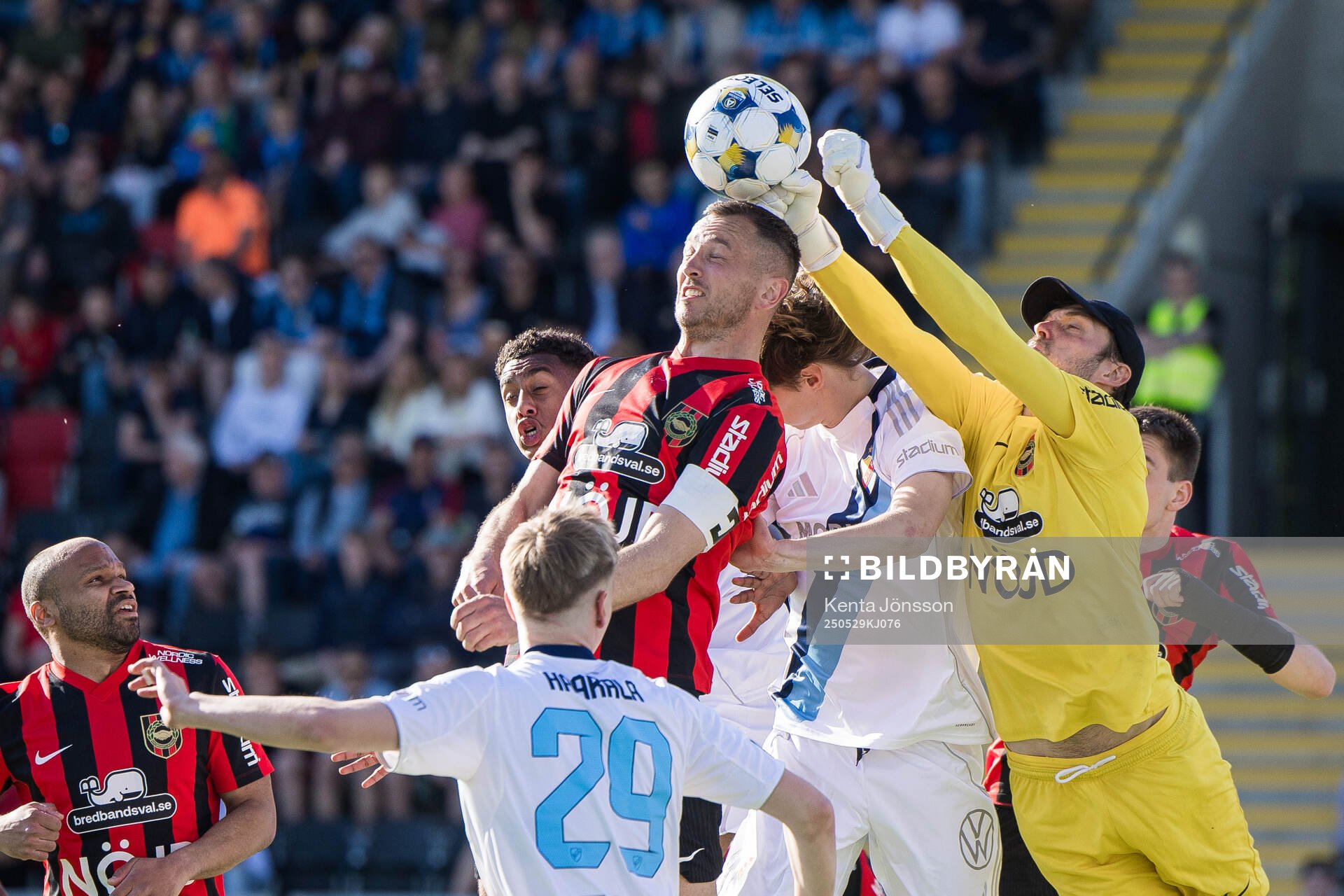 Brommapojkarnas Even Hovland och målvakt Davor Blazevic under fotbollsmatchen i Allsvenskan mellan Brommapojkarna och Djurgården den 29 maj 2025 i Stockholm.