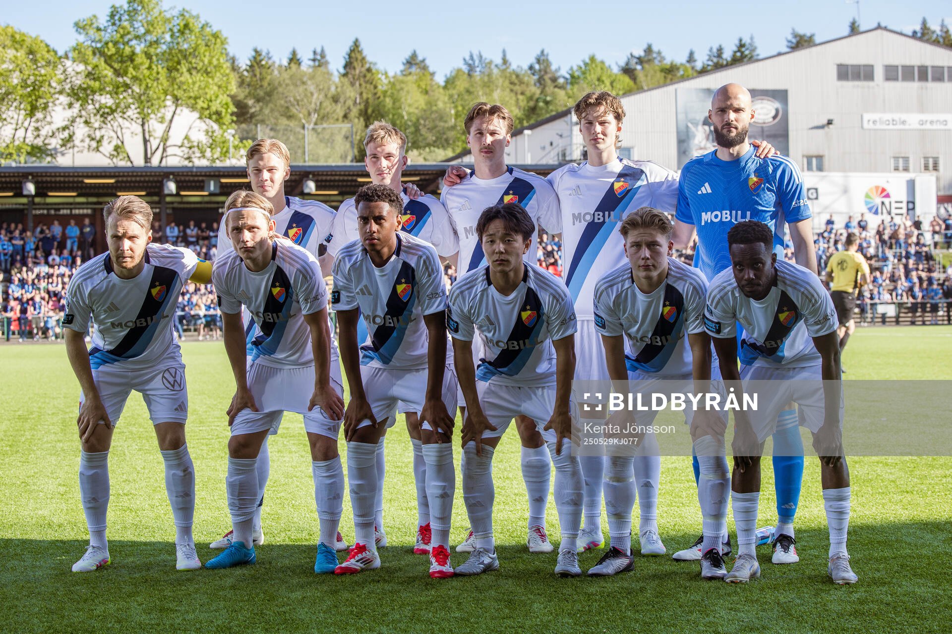Djurgårdens startelva poserar för en bild inför fotbollsmatchen i Allsvenskan mellan Brommapojkarna och Djurgården den 29 maj 2025 i Stockholm.