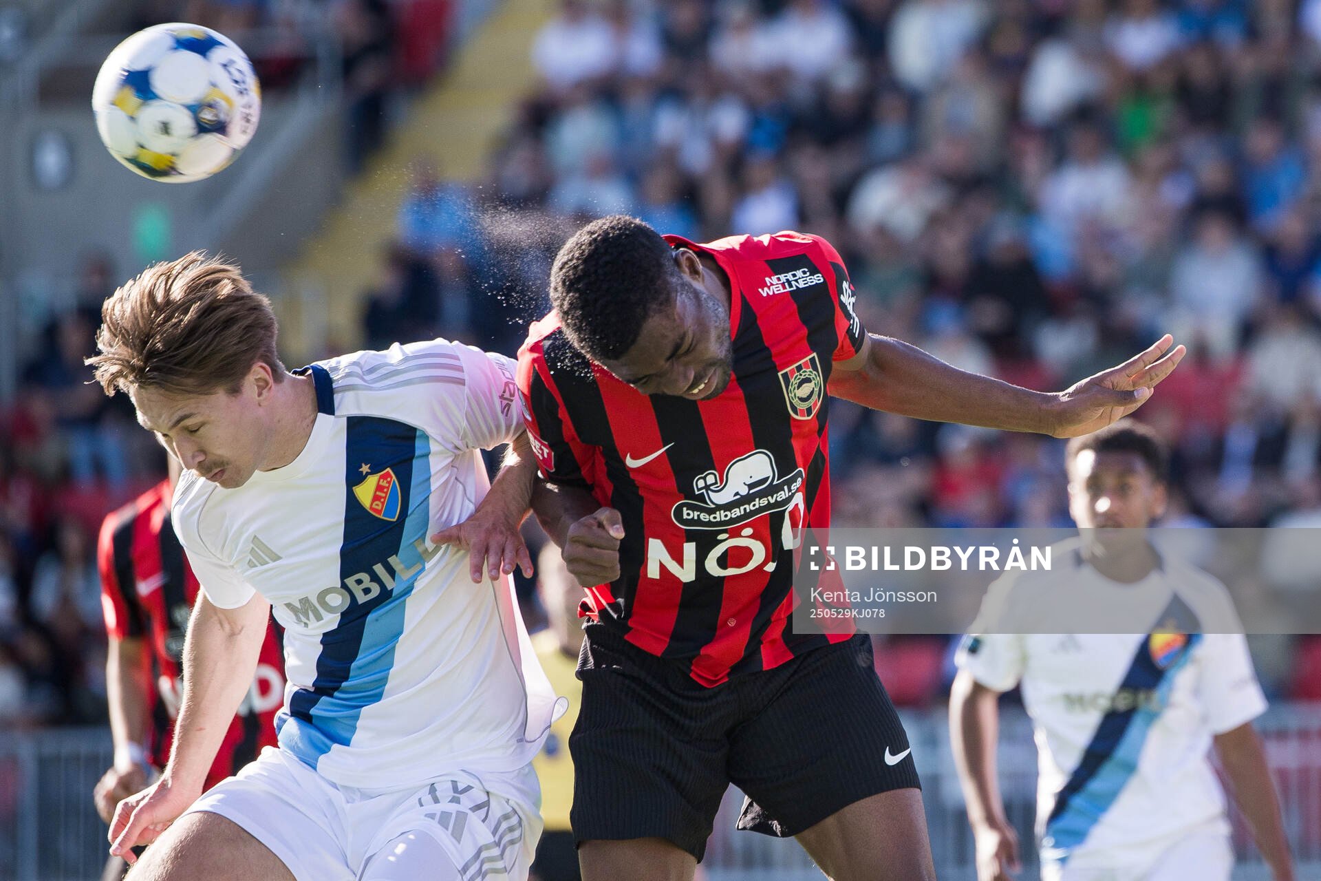 Djurgårdens Miro Tenho och Brommapojkarnas Ezekiel Alladoh under fotbollsmatchen i Allsvenskan mellan Brommapojkarna och Djurgården den 29 maj 2025 i Stockholm.