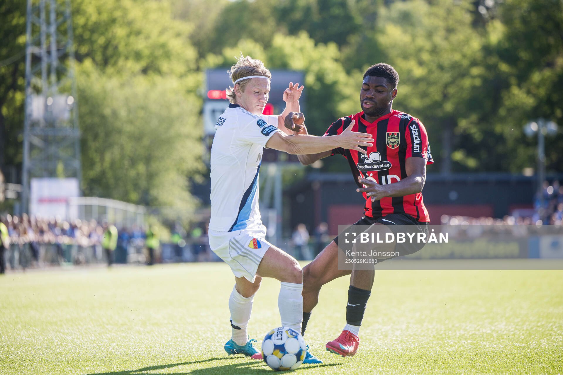 Djurgårdens Tobias Gulliksen och Brommapojkarnas Ezekiel Alladoh under fotbollsmatchen i Allsvenskan mellan Brommapojkarna och Djurgården den 29 maj 2025 i Stockholm.