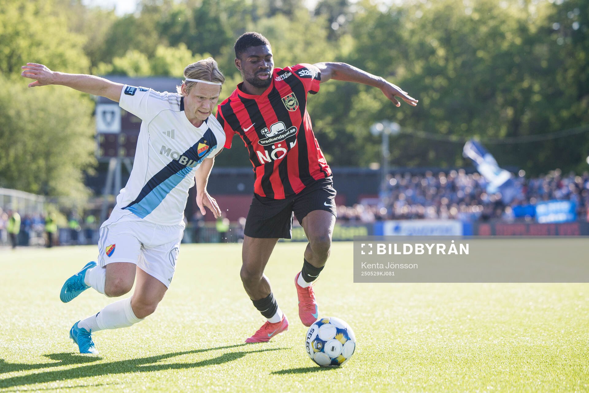 Djurgårdens Tobias Gulliksen och Brommapojkarnas Ezekiel Alladoh under fotbollsmatchen i Allsvenskan mellan Brommapojkarna och Djurgården den 29 maj 2025 i Stockholm.