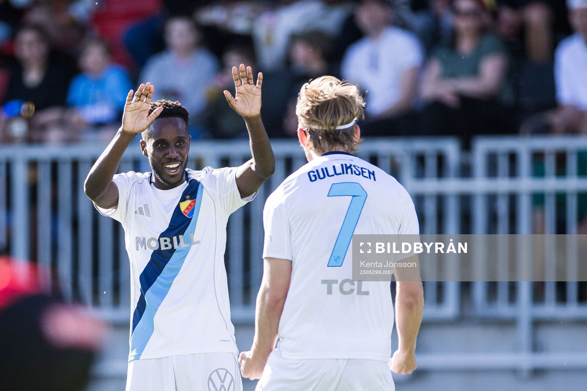Djurgårdens Tobias Gulliksen jublar och Tokmac Nguen jublar
