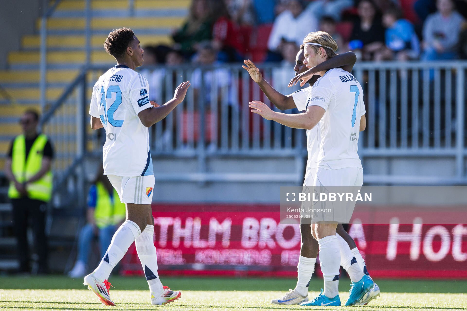 Djurgårdens Tobias Gulliksen jublar och Isak Alemayehu Mulugeta under fotbollsmatchen i Allsvenskan mellan Brommapojkarna och Djurgården den 29 maj 2025 i Stockholm.