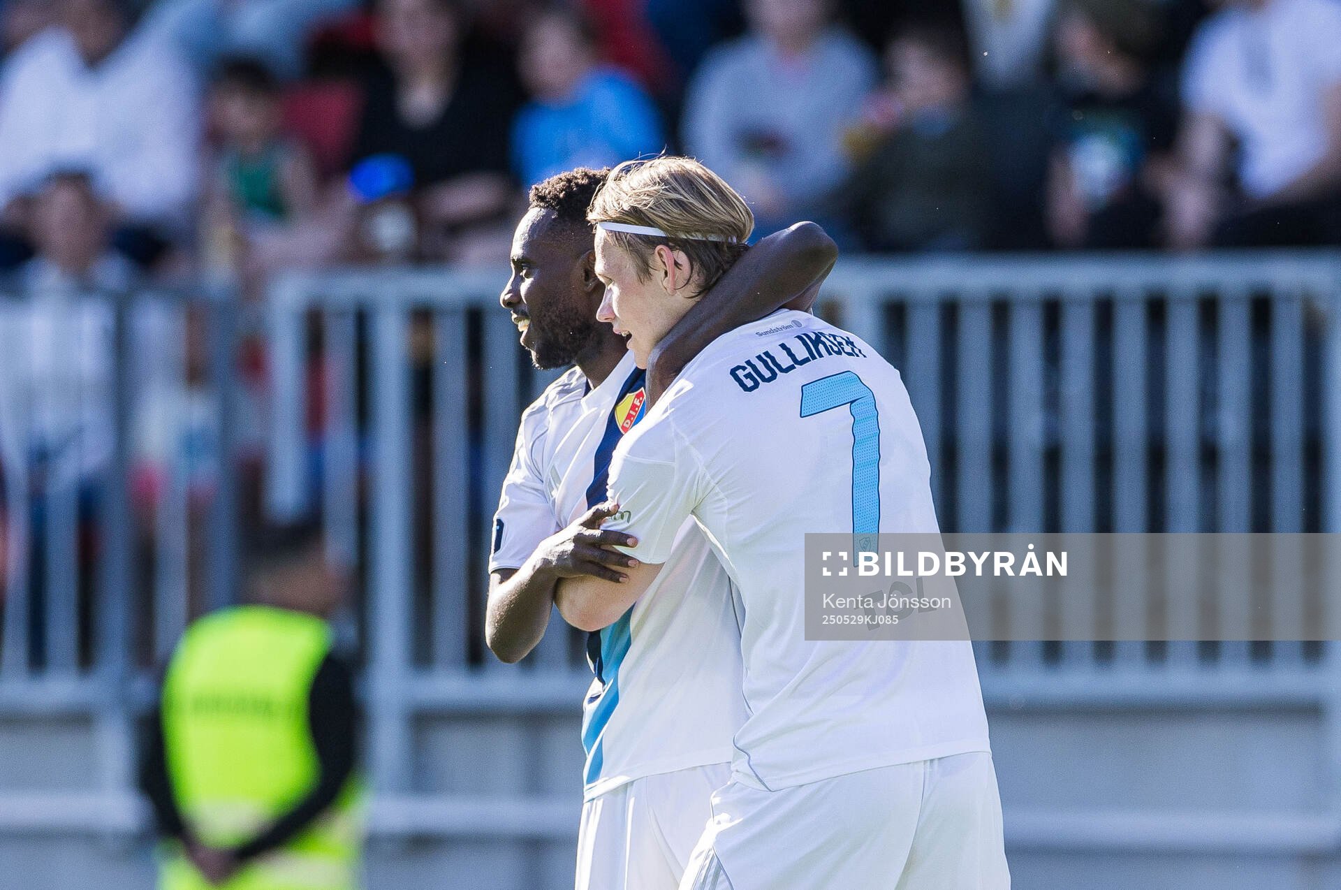 Djurgårdens Tokmac Nguen och Tobias Gulliksen jublar efter 0-1 under fotbollsmatchen i Allsvenskan mellan Brommapojkarna och Djurgården den 29 maj 2025 i Stockholm.