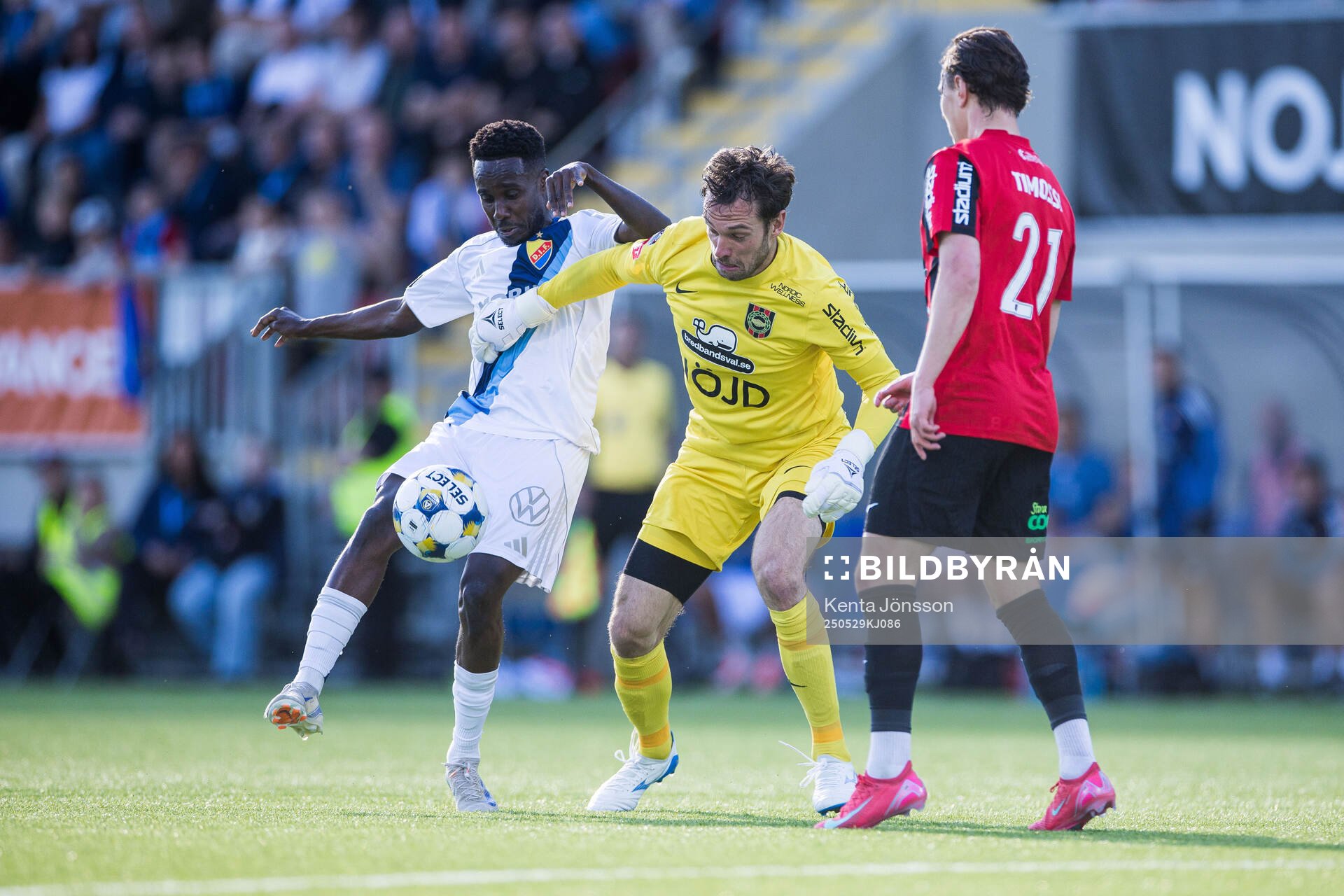 Djurgårdens Tokmac Nguen och Brommapojkarnas målvakt Davor Blazevic under fotbollsmatchen i Allsvenskan mellan Brommapojkarna och Djurgården den 29 maj 2025 i Stockholm.