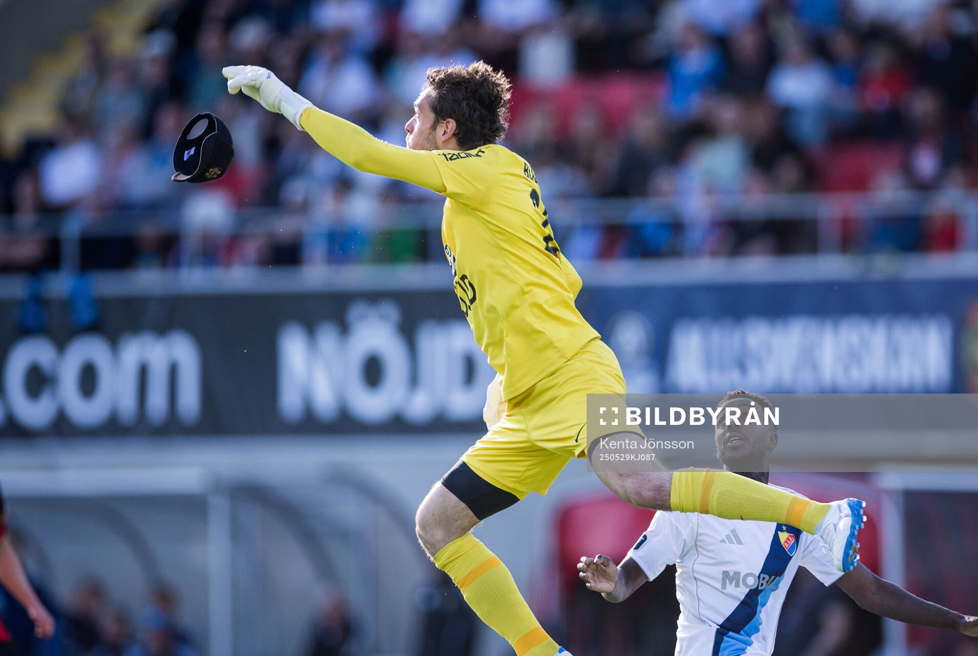 Brommapojkarnas målvakt Davor Blazevic och Djurgårdens Tokmac Nguen under fotbollsmatchen i Allsvenskan mellan Brommapojkarna och Djurgården den 29 maj 2025 i Stockholm.
