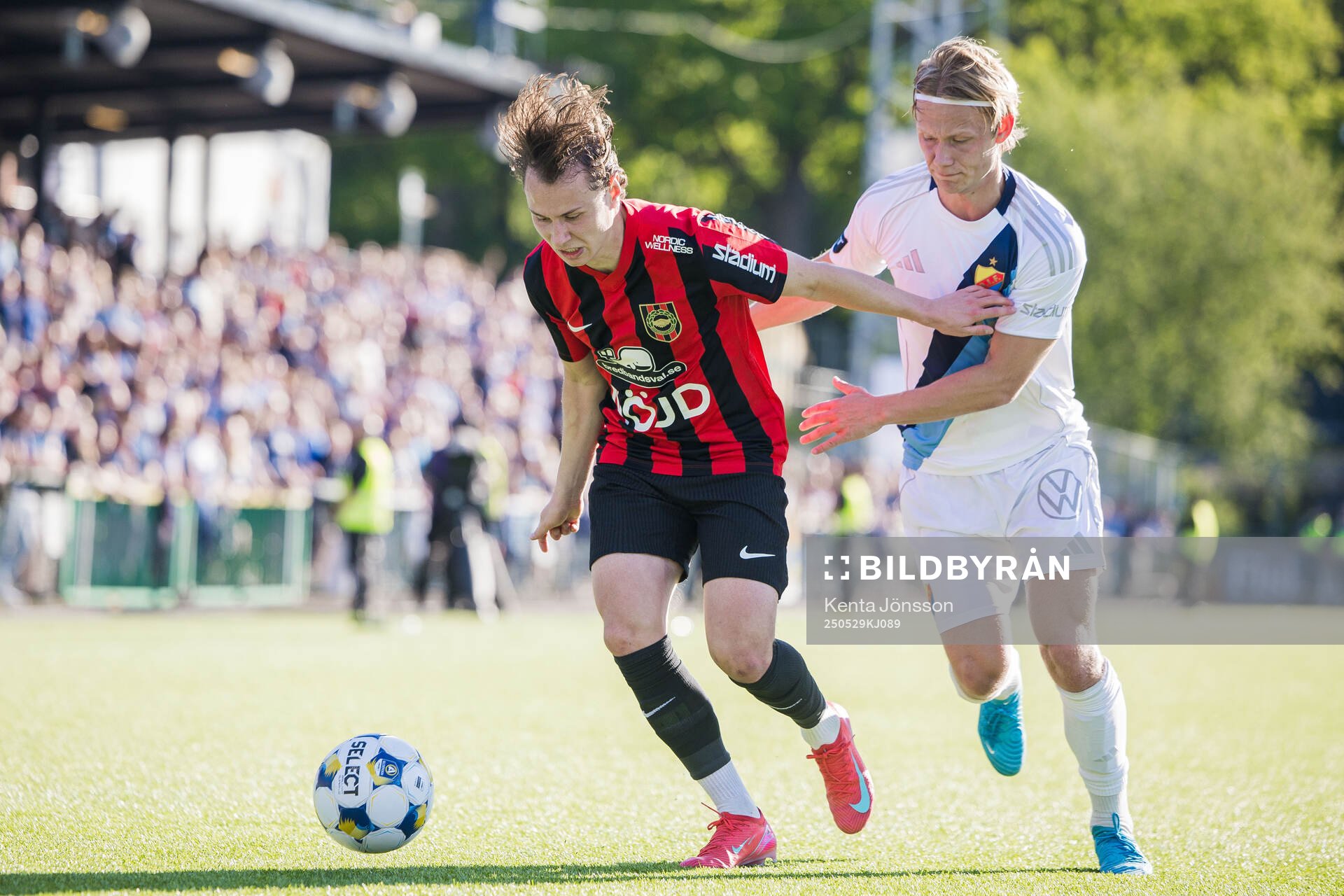 Brommapojkarnas Alex Timossi Andersson och Djurgårdens Tobias Gulliksen under fotbollsmatchen i Allsvenskan mellan Brommapojkarna och Djurgården den 29 maj 2025 i Stockholm.