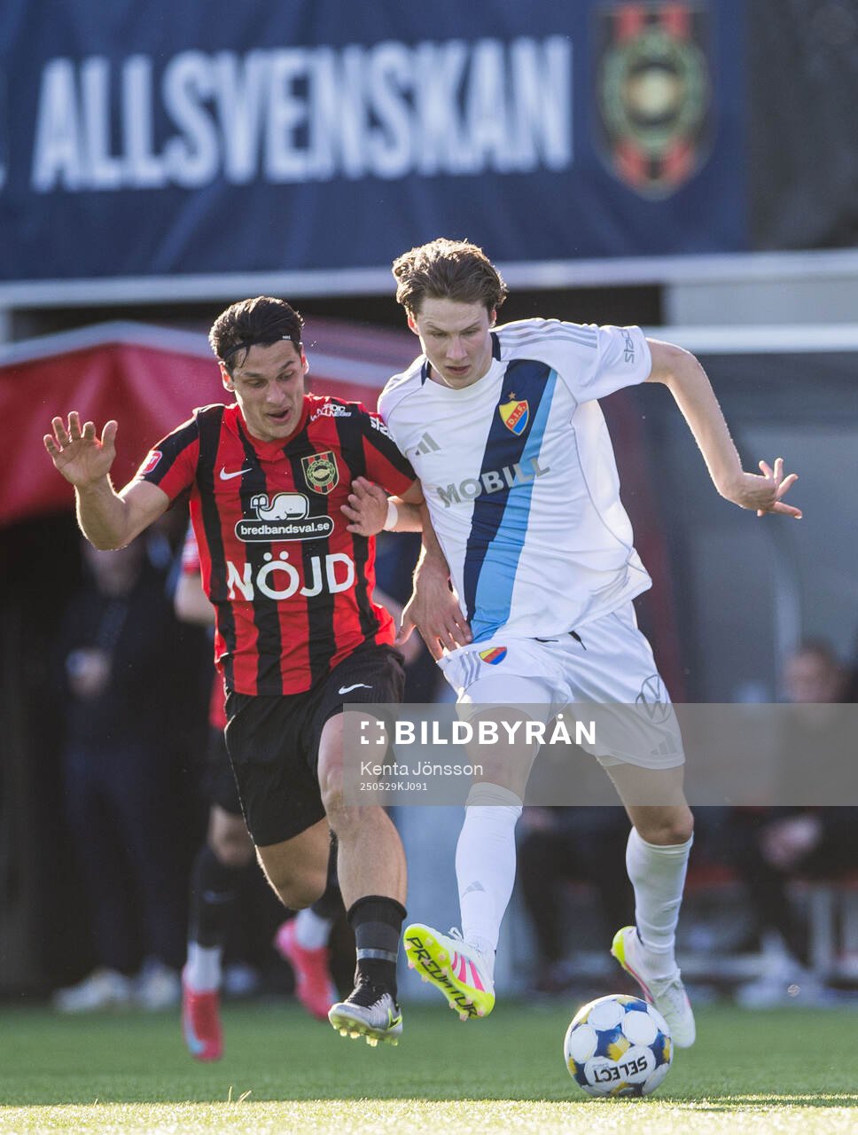 Brommapojkarnas Kevin Ackermann och Djurgårdens August Priske Flyger under fotbollsmatchen i Allsvenskan mellan Brommapojkarna och Djurgården den 29 maj 2025 i Stockholm.