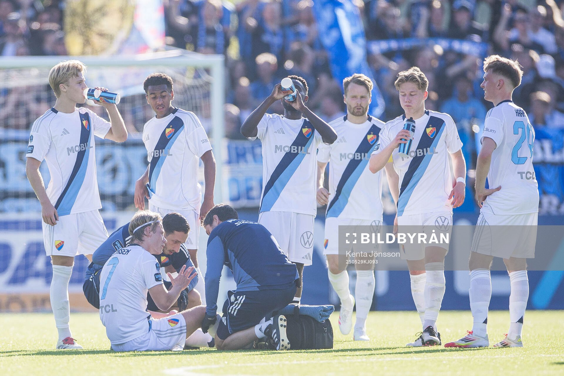 Djurgårdens Tobias Gulliksen får vård av medicinsk personal under fotbollsmatchen i Allsvenskan mellan Brommapojkarna och Djurgården den 29 maj 2025 i Stockholm.