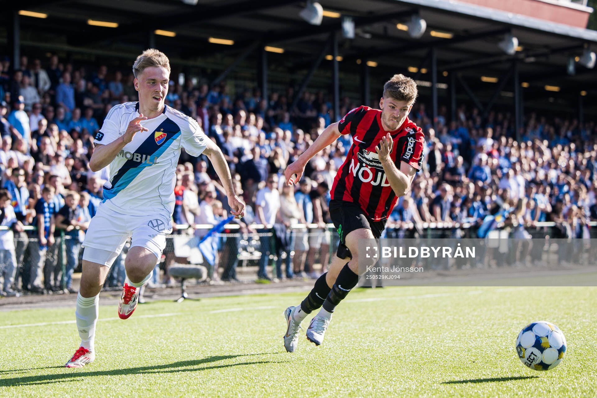 Djurgårdens Santeri Haarala och Brommapojkarnas Frederik Christensen under fotbollsmatchen i Allsvenskan mellan Brommapojkarna och Djurgården den 29 maj 2025 i Stockholm. 