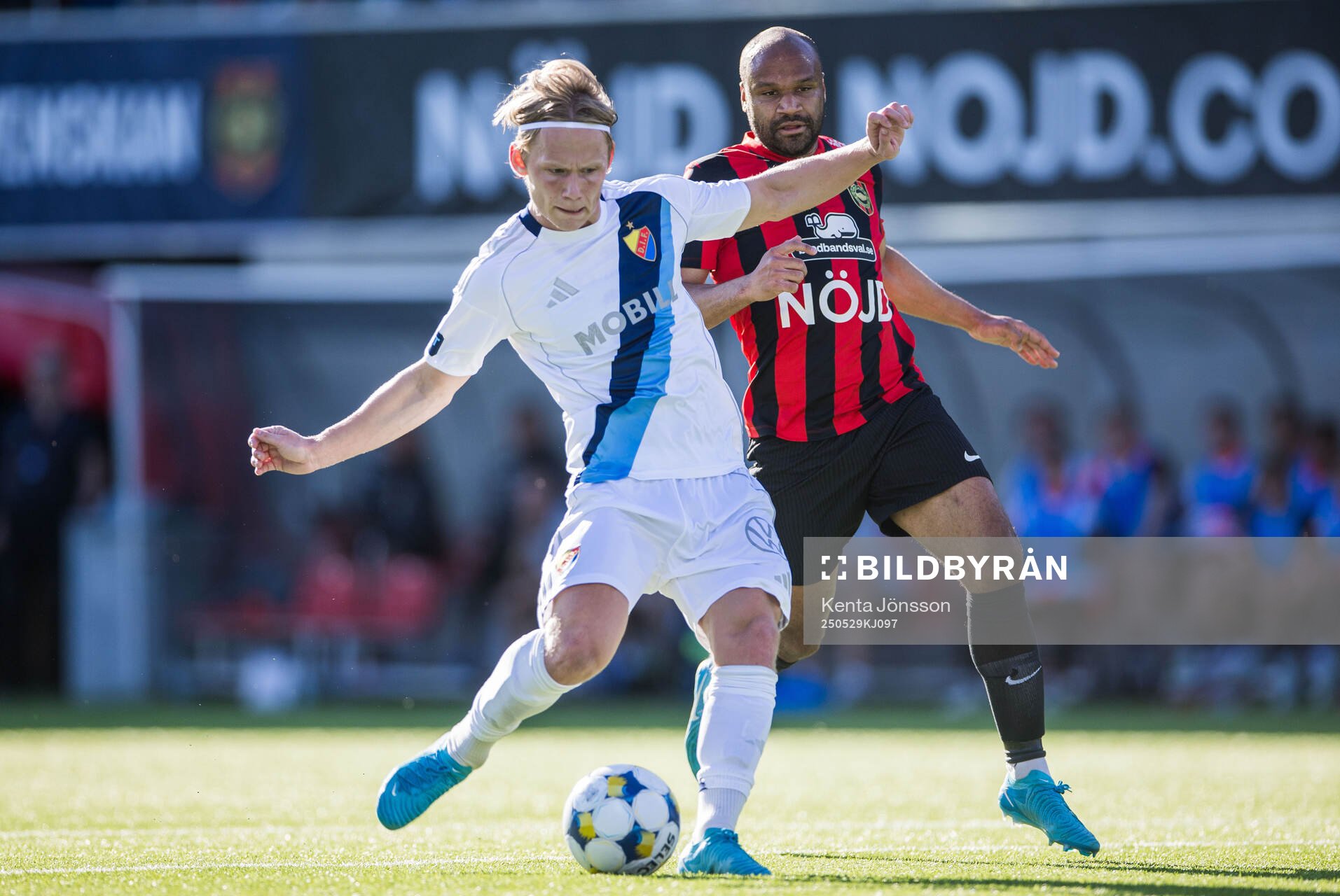 Djurgårdens Tobias Gulliksen och Brommapojkarnas Serge-Junior Martinsson Ngouali under fotbollsmatchen i Allsvenskan mellan Brommapojkarna och Djurgården den 29 maj 2025 i Stockholm.