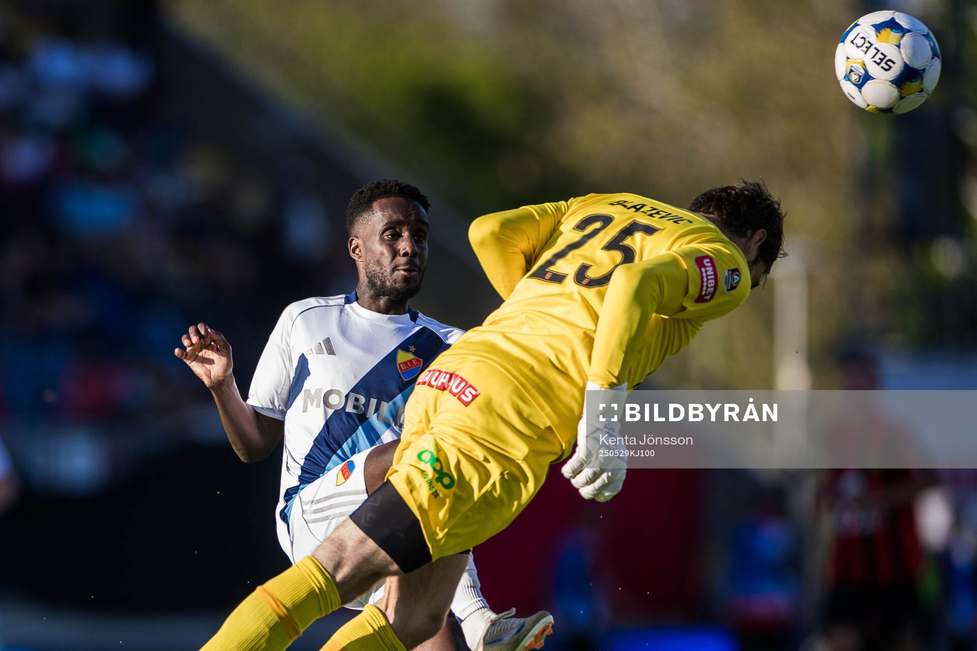 Djurgårdens Tokmac Nguen och Brommapojkarnas målvakt Davor Blazevic under fotbollsmatchen i Allsvenskan mellan Brommapojkarna och Djurgården den 29 maj 2025 i Stockholm.