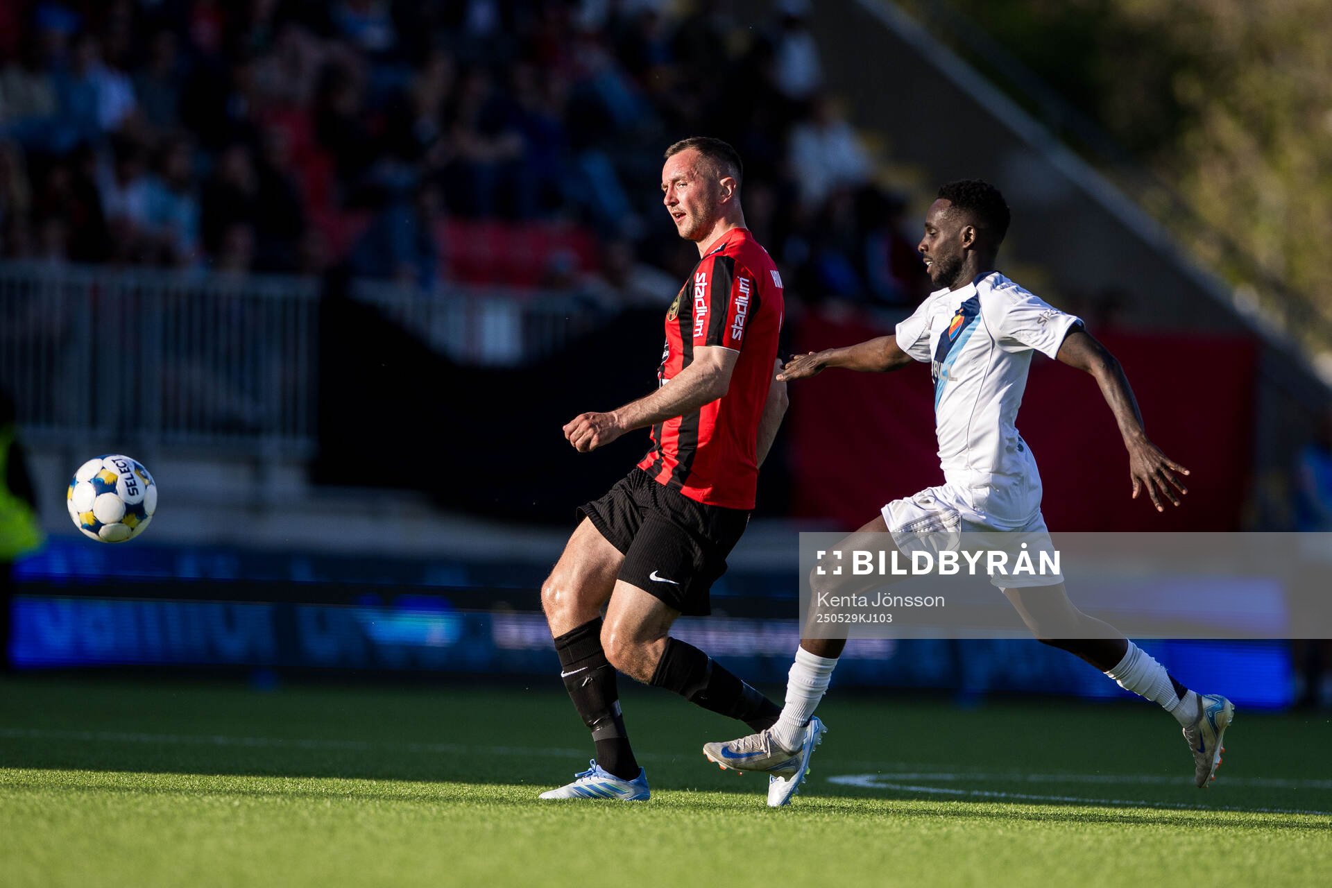 Brommapojkarnas Even Hovland och Djurgårdens Tokmac Nguen under fotbollsmatchen i Allsvenskan mellan Brommapojkarna och Djurgården den 29 maj 2025 i Stockholm.