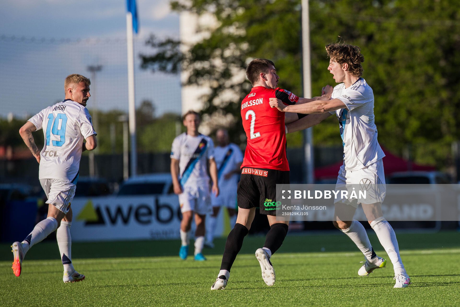 Brommapojkarnas Hlynur Freyr Karlsson och Djurgårdens August Priske Flyger under fotbollsmatchen i Allsvenskan mellan Brommapojkarna och Djurgården den 29 maj 2025 i Stockholm. 