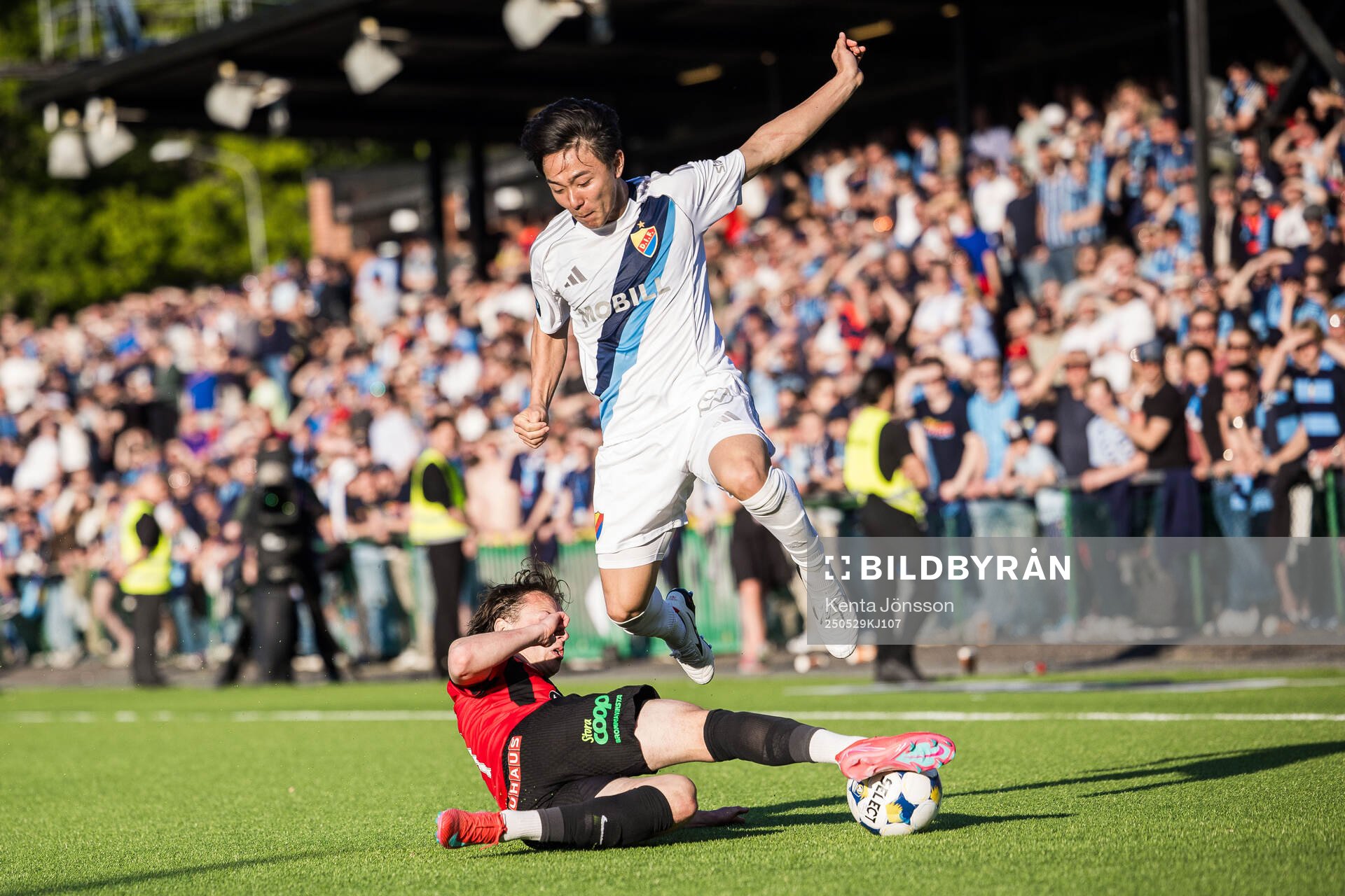 Brommapojkarnas Hlynur Freyr Karlsson och Djurgårdens Keita Kosugi under fotbollsmatchen i Allsvenskan mellan Brommapojkarna och Djurgården den 29 maj 2025 i Stockholm.