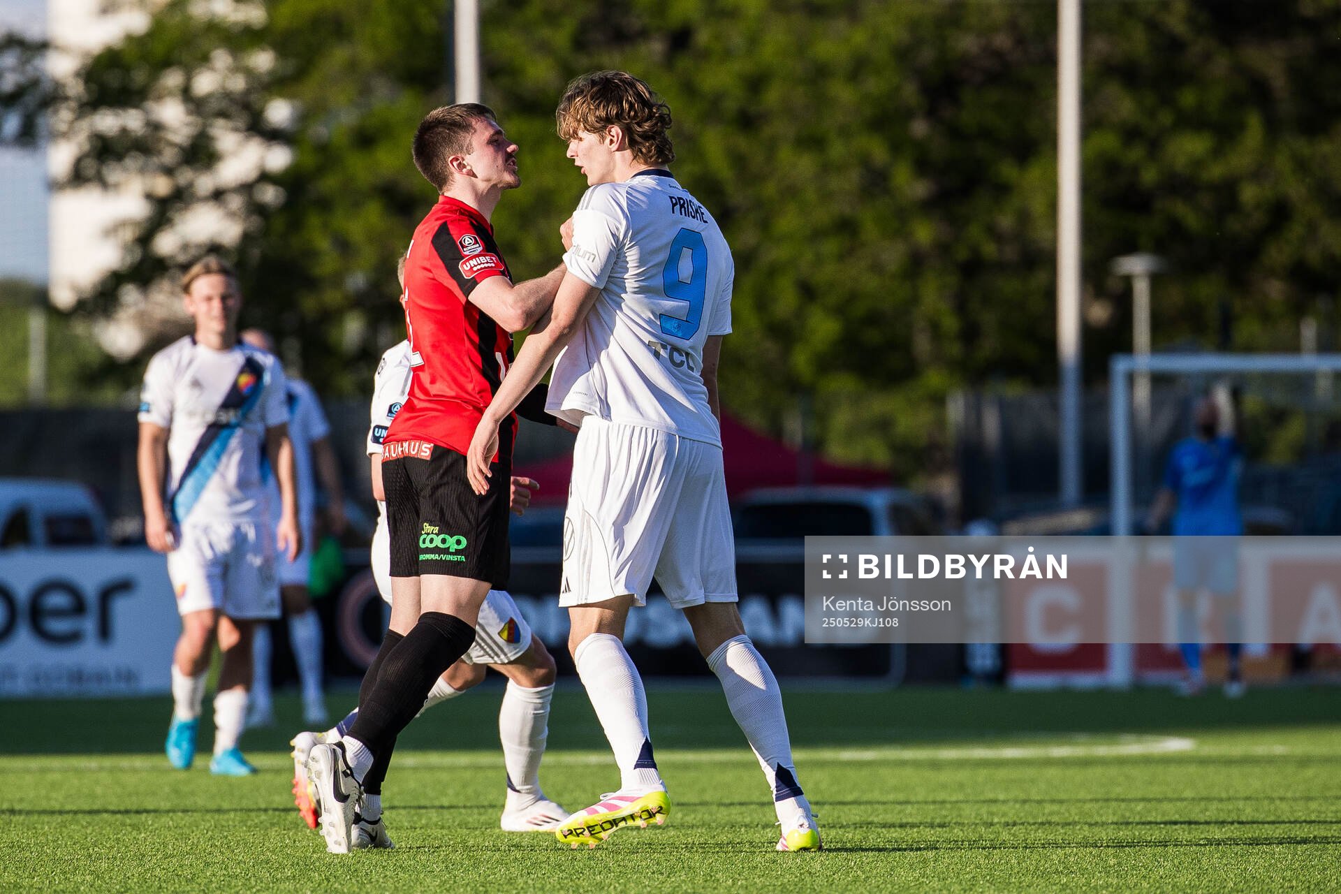 Brommapojkarnas Hlynur Freyr Karlsson och Djurgårdens August Priske Flyger under fotbollsmatchen i Allsvenskan mellan Brommapojkarna och Djurgården den 29 maj 2025 i Stockholm.