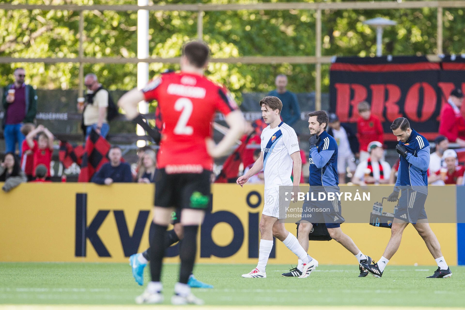 Djurgårdens Miro Tenho har ont under fotbollsmatchen i Allsvenskan mellan Brommapojkarna och Djurgården den 29 maj 2025 i Stockholm.
