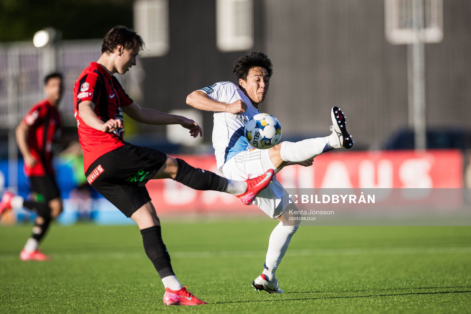 Djurgårdens Keita Kosugi och Brommapojkarnas Hlynur Freyr Karlsson under fotbollsmatchen i Allsvenskan mellan Brommapojkarna och Djurgården den 29 maj 2025 i Stockholm.