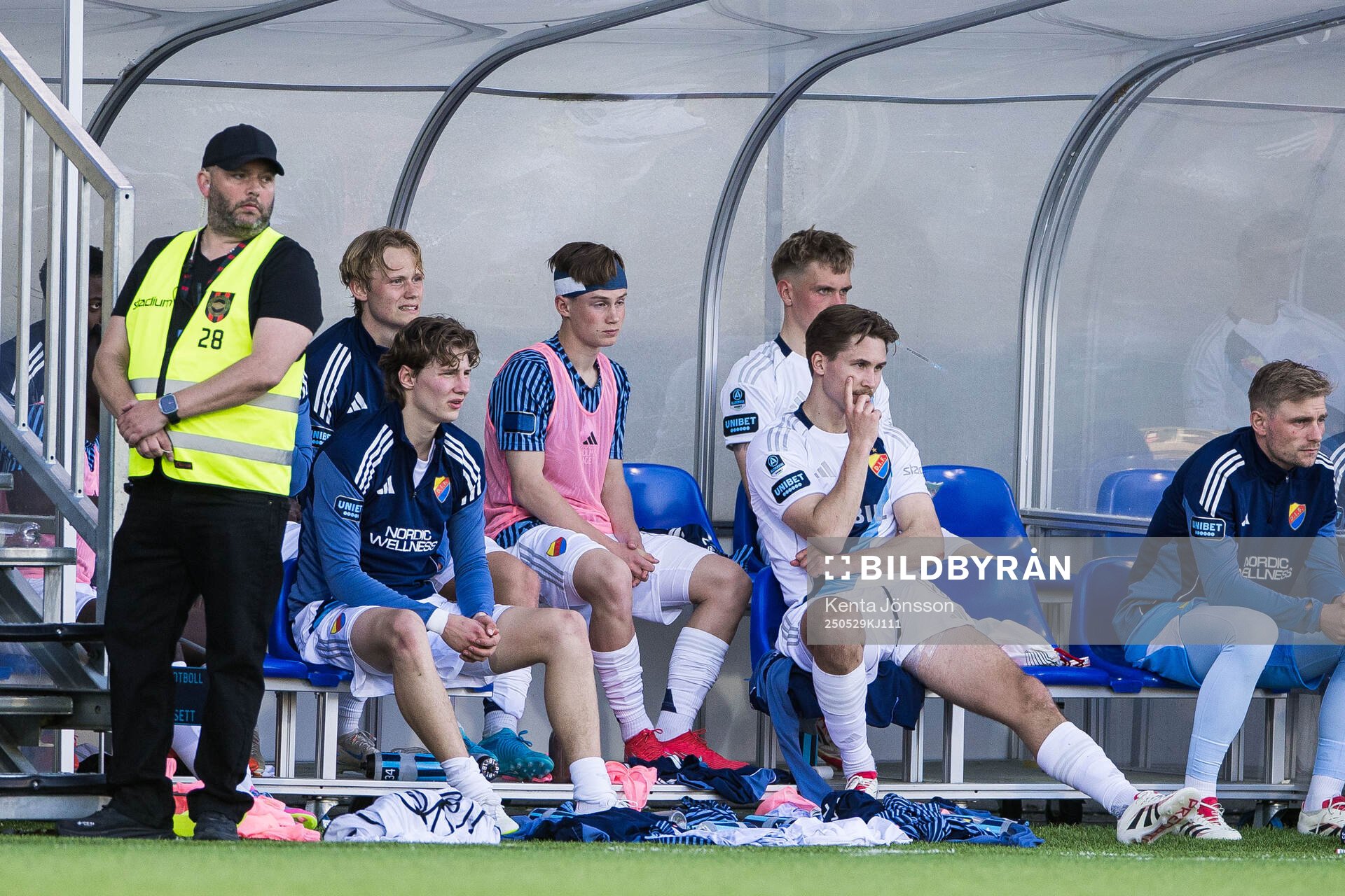Djurgårdens Alexander Andersson och Miro Tenho under fotbollsmatchen i Allsvenskan mellan Brommapojkarna och Djurgården den 29 maj 2025 i Stockholm.
