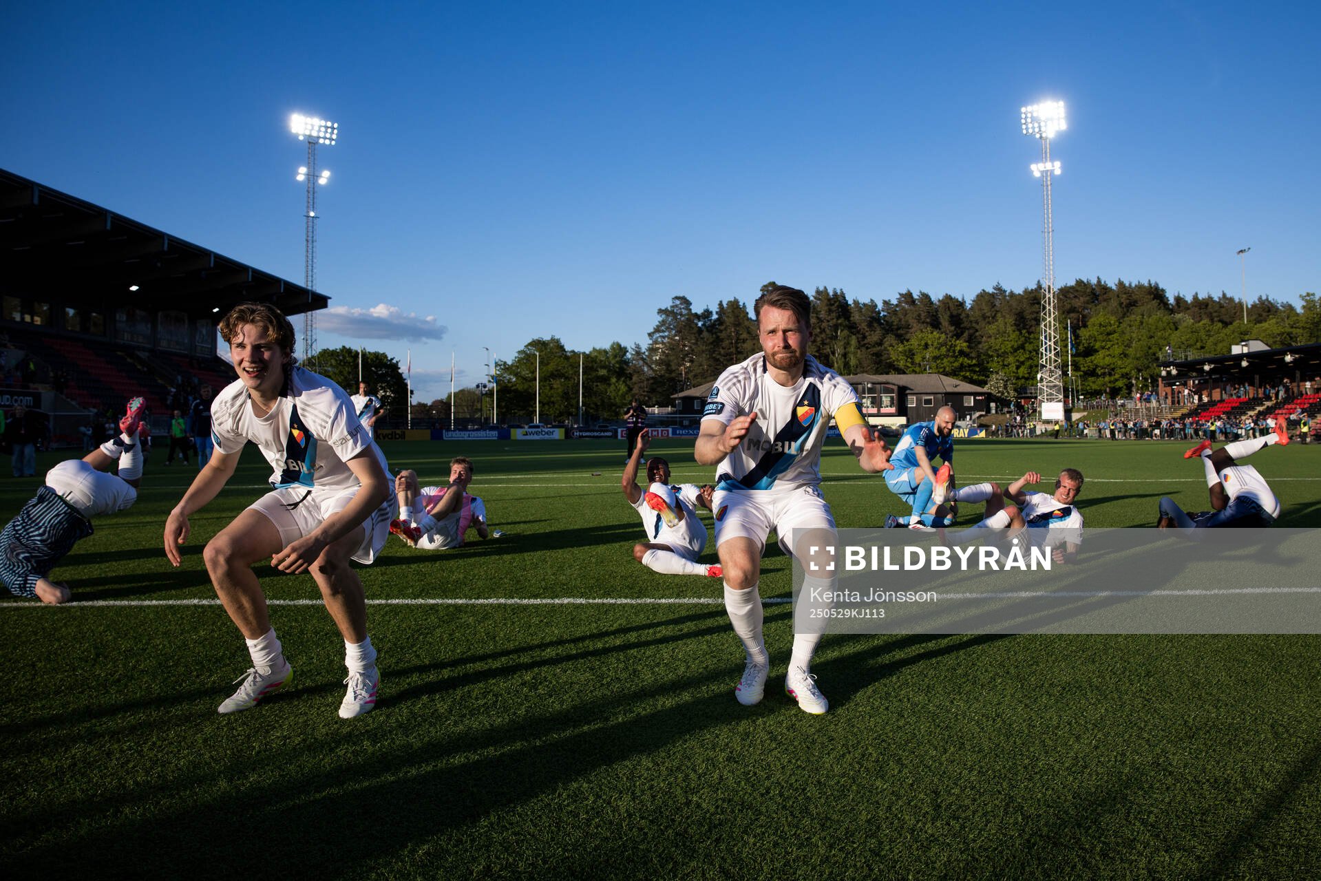 Djurgårdens August Priske Flyger och Jacob Une jublar efter fotbollsmatchen i Allsvenskan mellan Brommapojkarna och Djurgården den 29 maj 2025 i Stockholm.