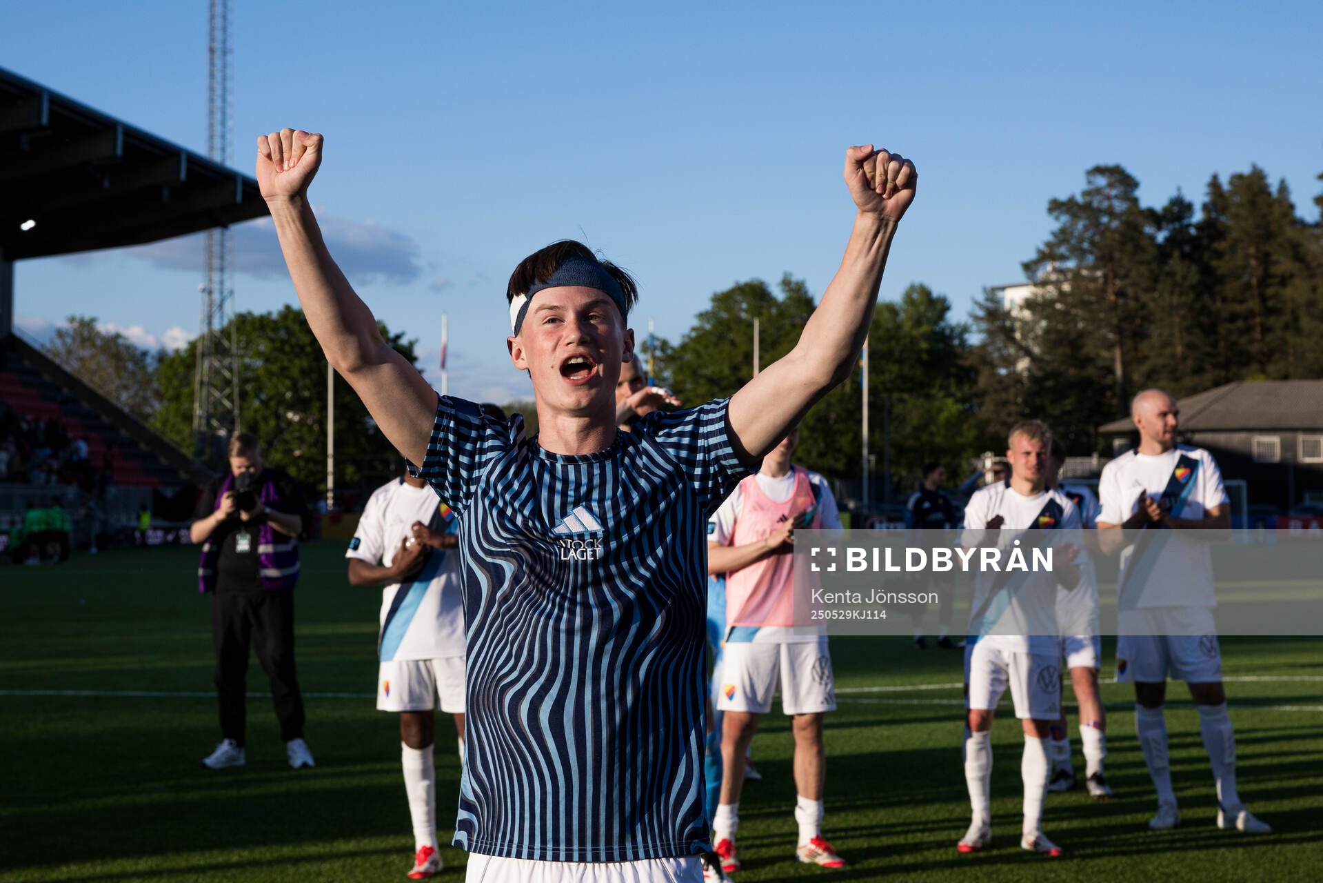 Djurgårdens Alexander Andersson jublar efter fotbollsmatchen i Allsvenskan mellan Brommapojkarna och Djurgården den 29 maj 2025 i Stockholm.