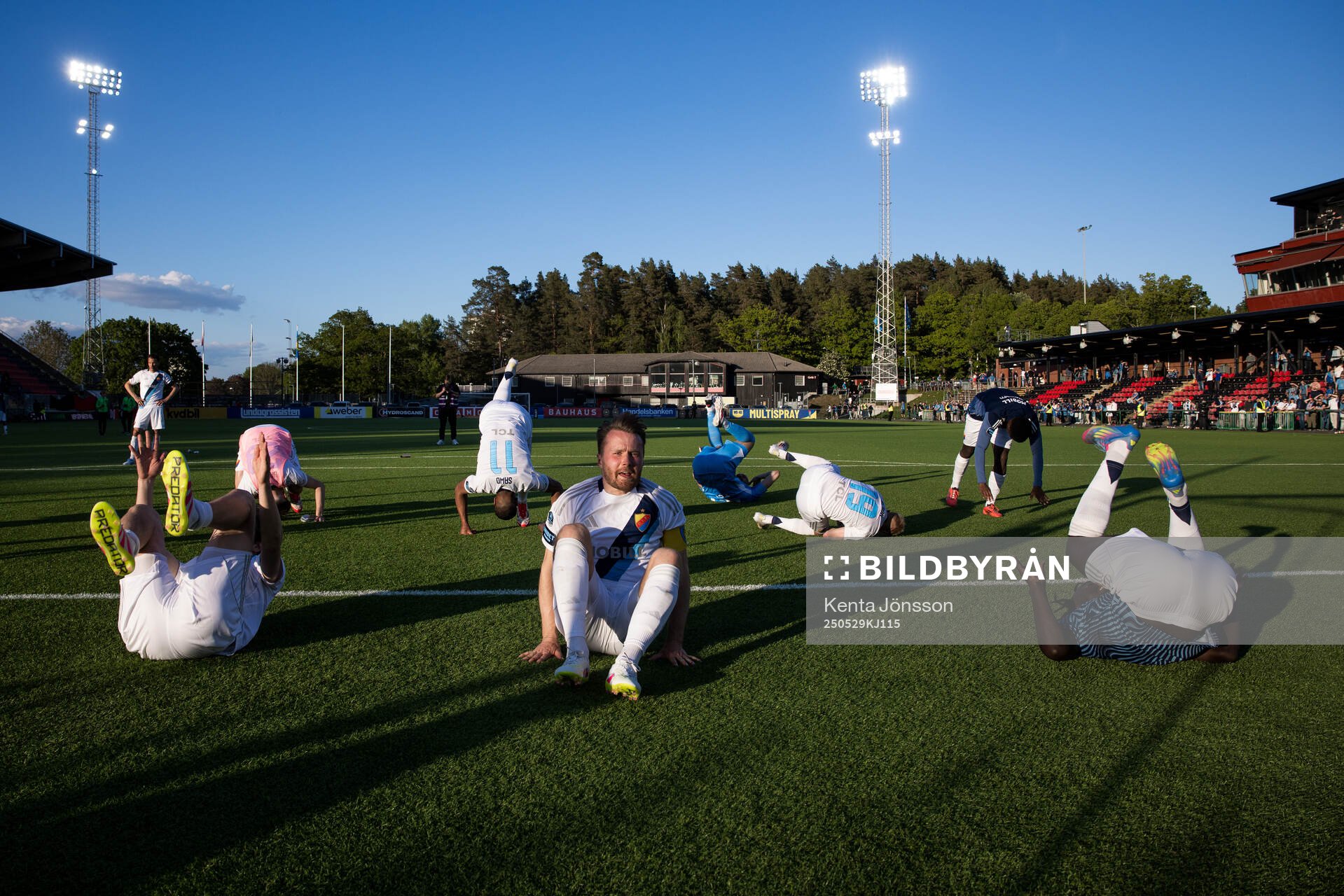 Djurgårdens spelare jublar efter fotbollsmatchen i Allsvenskan mellan Brommapojkarna och Djurgården den 29 maj 2025 i Stockholm. 