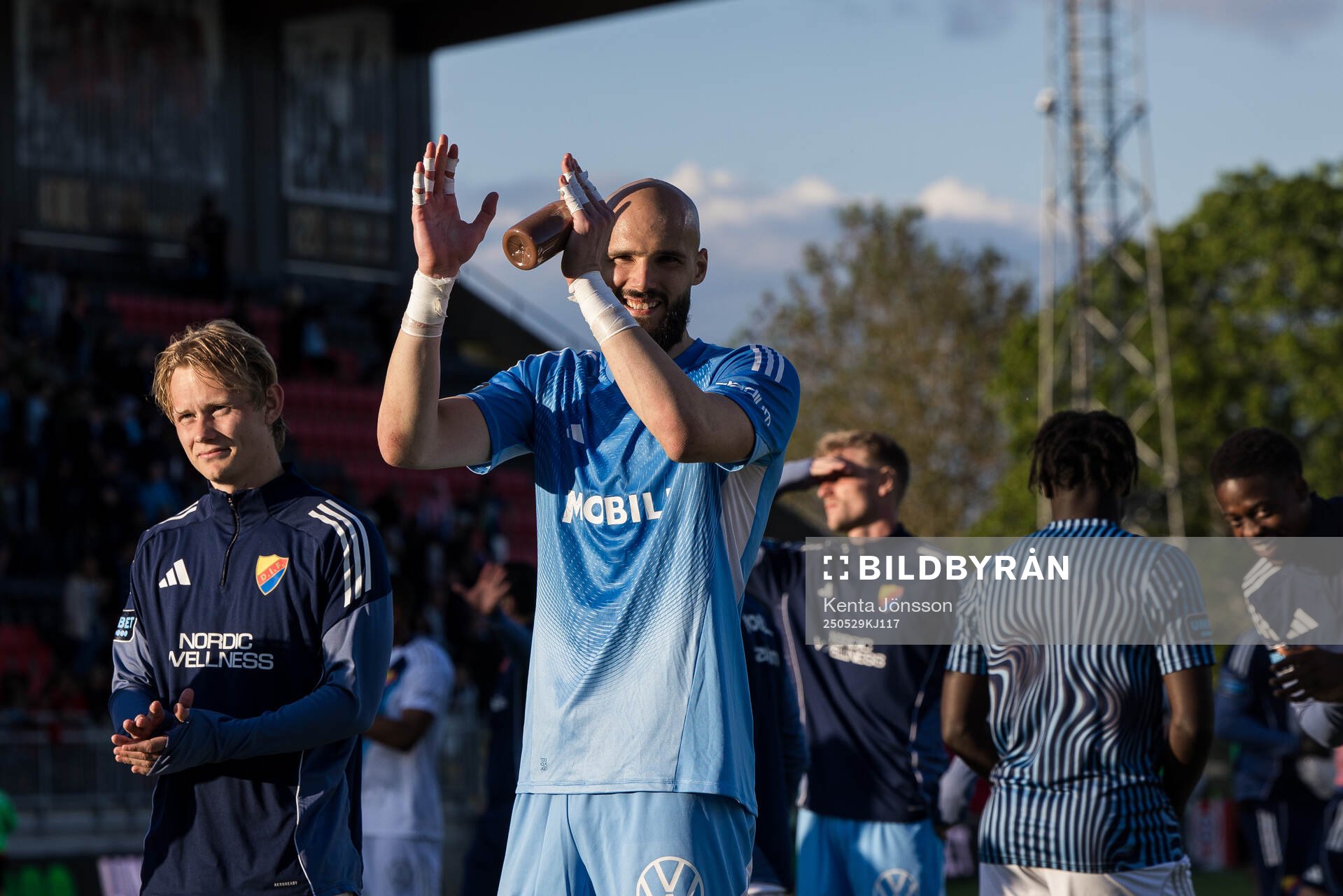 Djurgårdens målvakt Filip Manojlovic jublar efter fotbollsmatchen i Allsvenskan mellan Brommapojkarna och Djurgården den 29 maj 2025 i Stockholm.