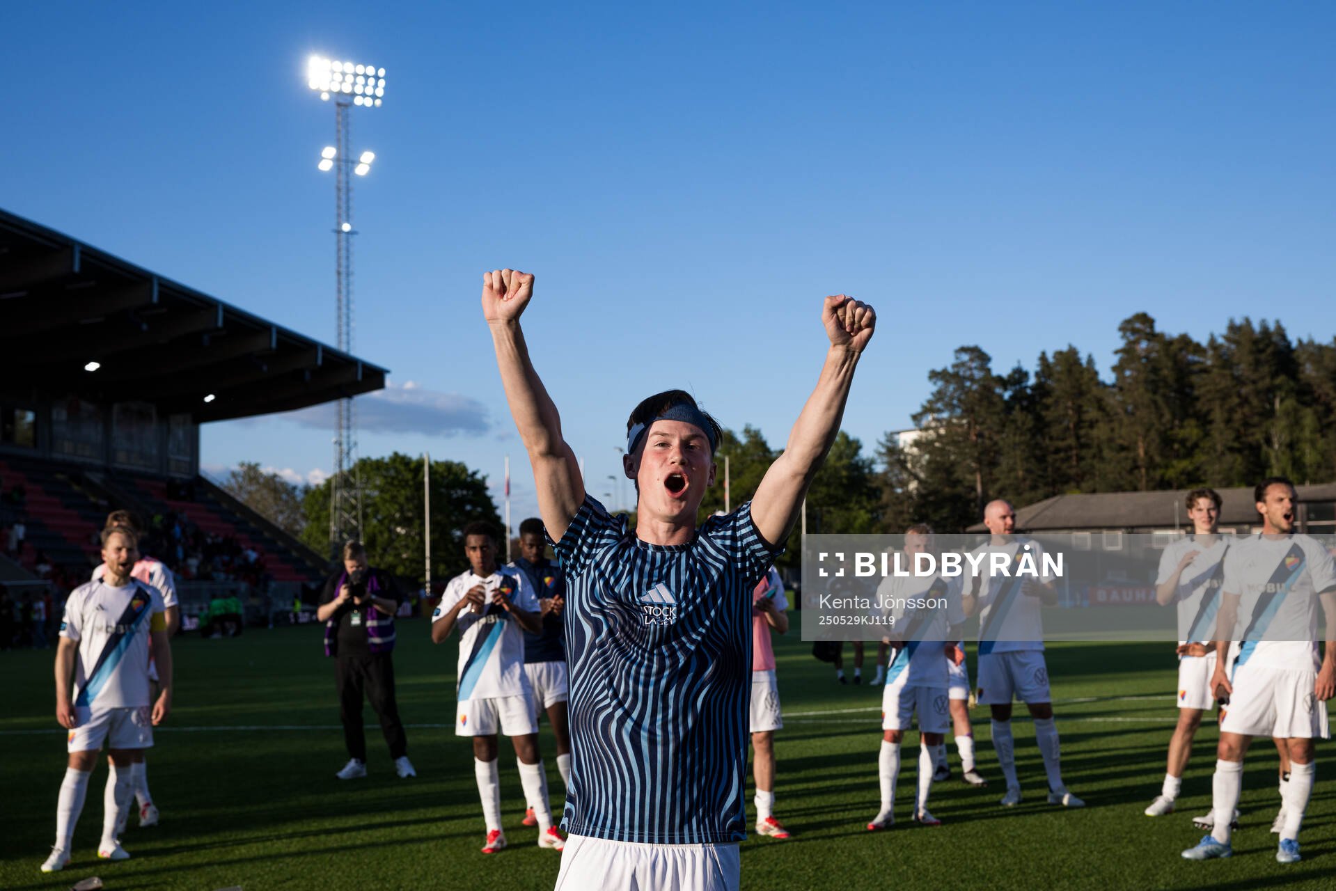 Djurgårdens Alexander Andersson jublar efter fotbollsmatchen i Allsvenskan mellan Brommapojkarna och Djurgården den 29 maj 2025 i Stockholm.
