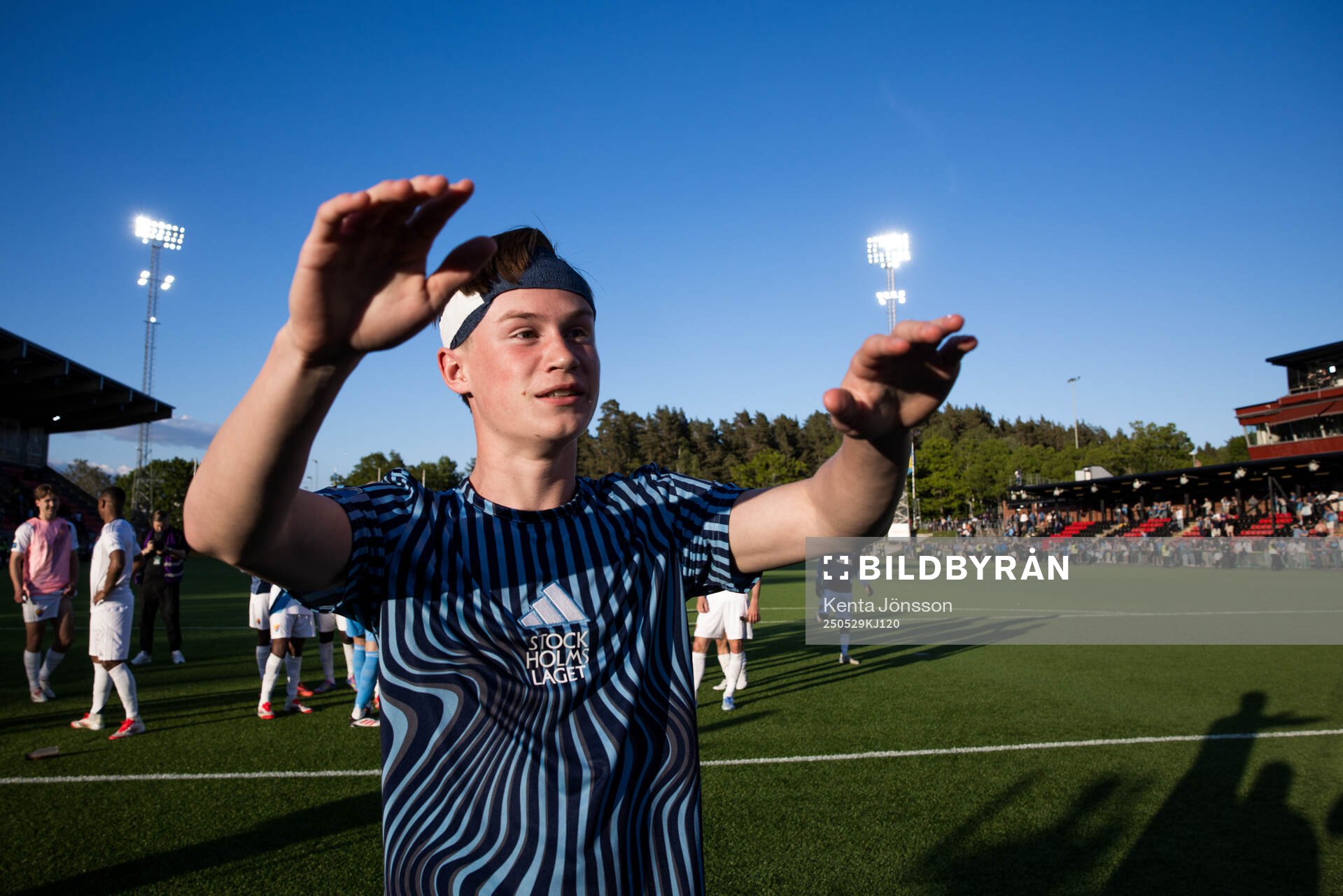 Djurgårdens Alexander Andersson jublar efter fotbollsmatchen i Allsvenskan mellan Brommapojkarna och Djurgården den 29 maj 2025 i Stockholm.