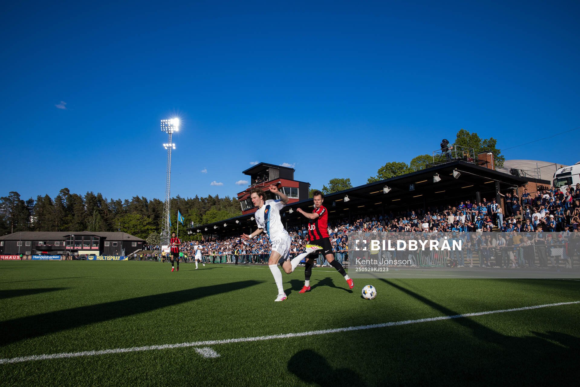 Djurgårdens August Priske Flyger och Brommapojkarnas Alex Timossi Andersson under fotbollsmatchen i Allsvenskan mellan Brommapojkarna och Djurgården den 29 maj 2025 i Stockholm. 