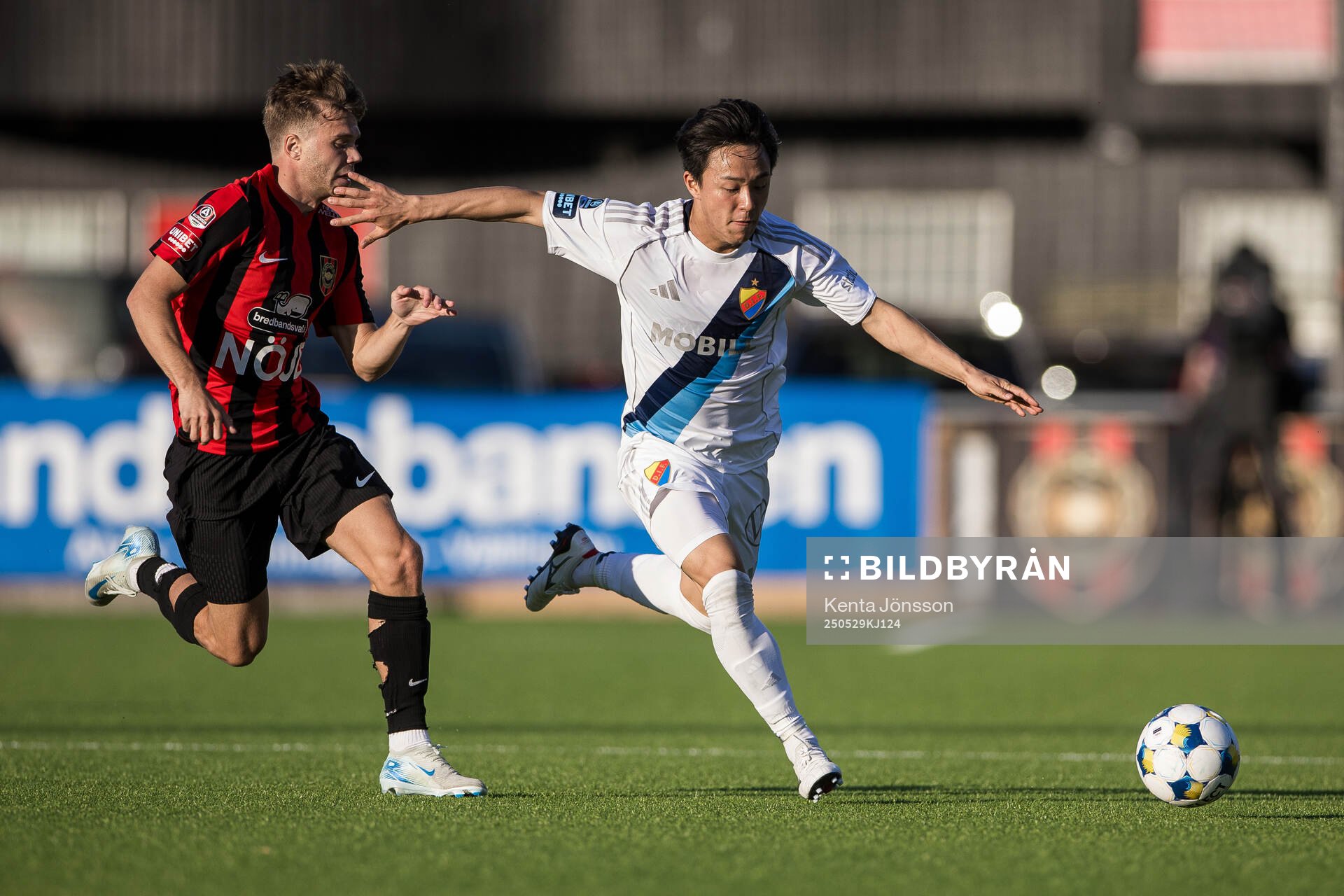 Brommapojkarnas Wilmer Odefalk och Djurgårdens Keita Kosugi under fotbollsmatchen i Allsvenskan mellan Brommapojkarna och Djurgården den 29 maj 2025 i Stockholm.