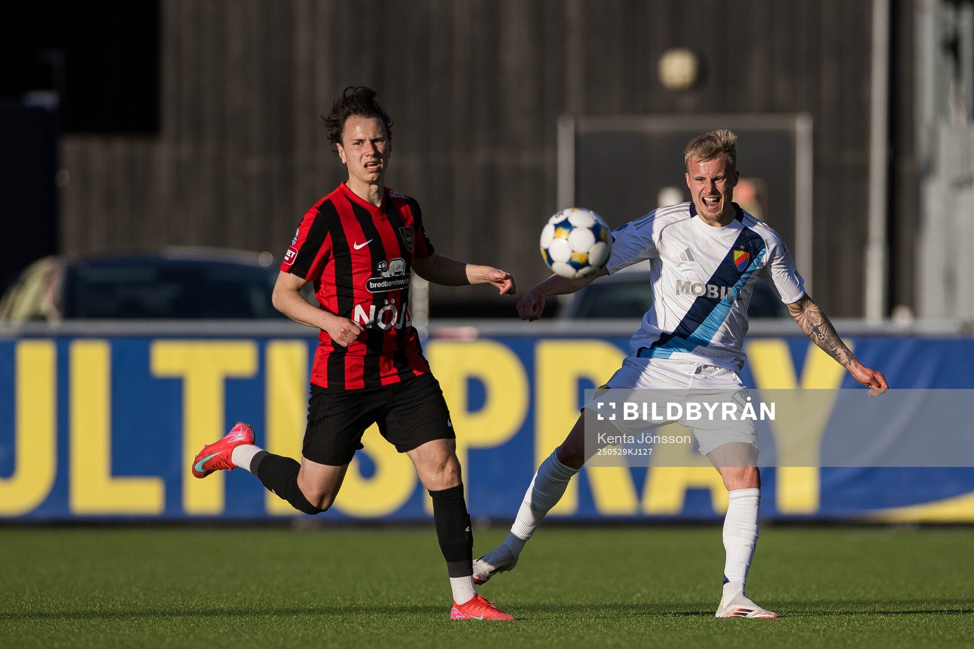 Brommapojkarnas Alex Timossi Andersson och Djurgårdens Viktor Bergh under fotbollsmatchen i Allsvenskan mellan Brommapojkarna och Djurgården den 29 maj 2025 i Stockholm.