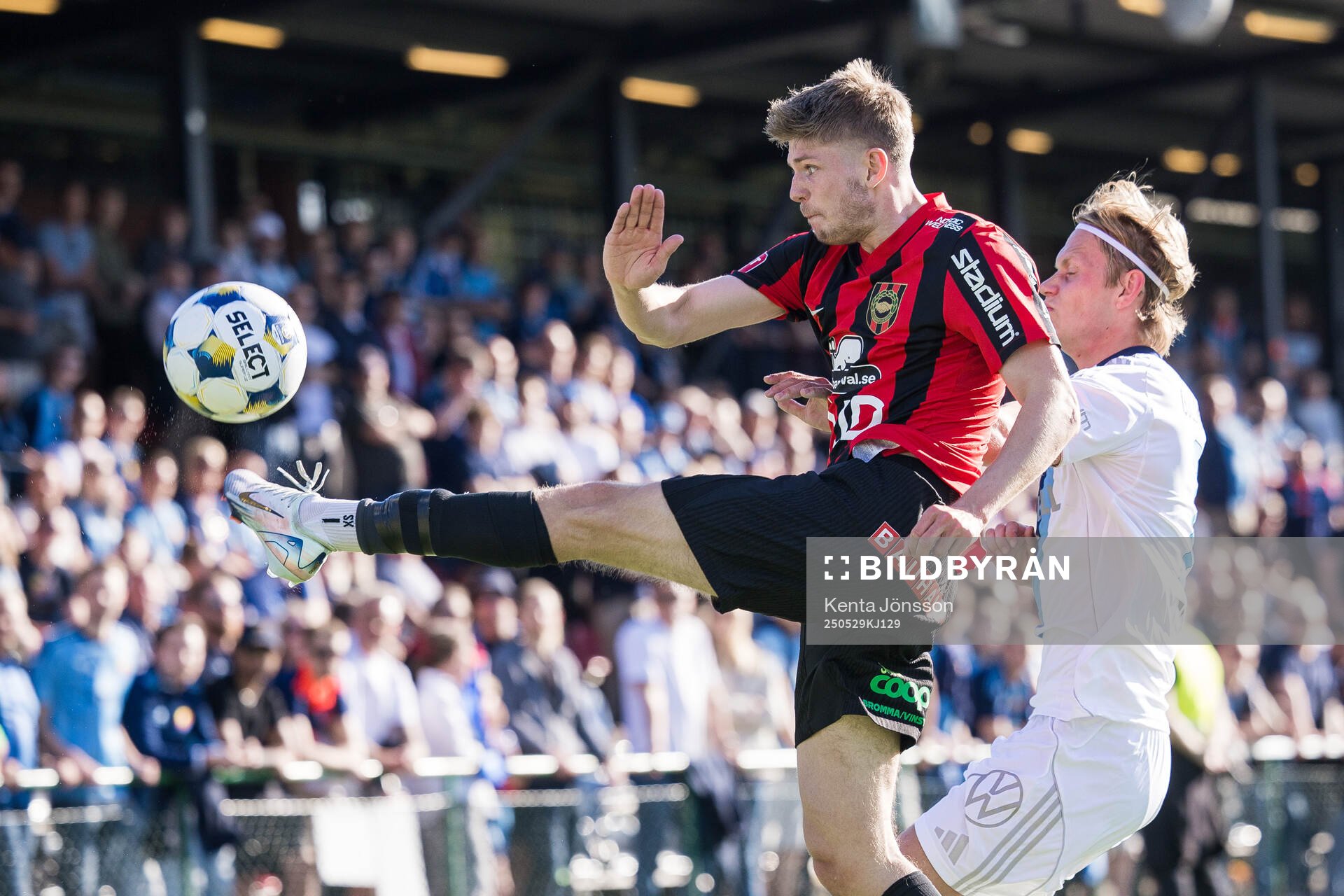 Brommapojkarnas Frederik Christensen och Djurgårdens Tobias Gulliksen under fotbollsmatchen i Allsvenskan mellan Brommapojkarna och Djurgården den 29 maj 2025 i Stockholm.