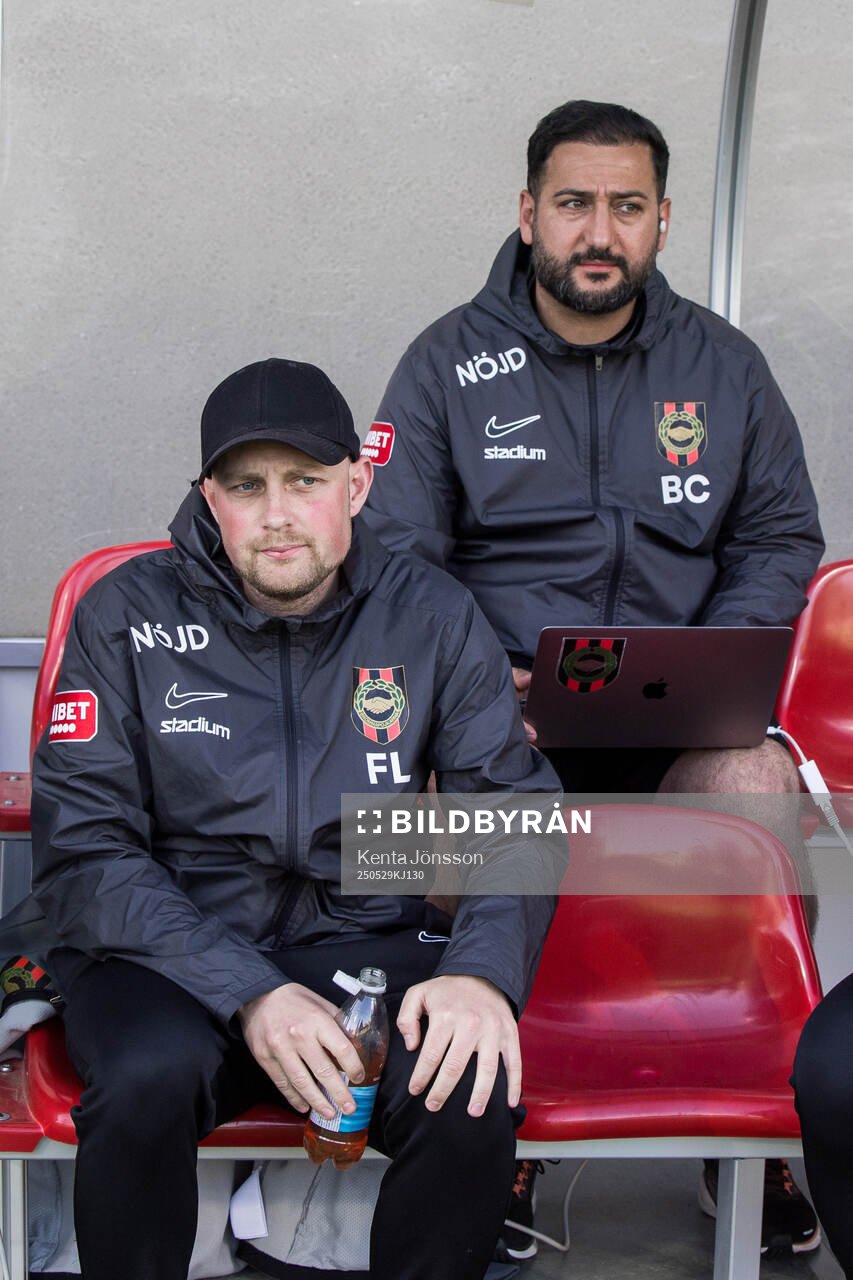 Brommapojkarnas tränare Fredrik Landén och assisterande tränare Baran Coskun under fotbollsmatchen i Allsvenskan mellan Brommapojkarna och Djurgården den 29 maj 2025 i Stockholm.