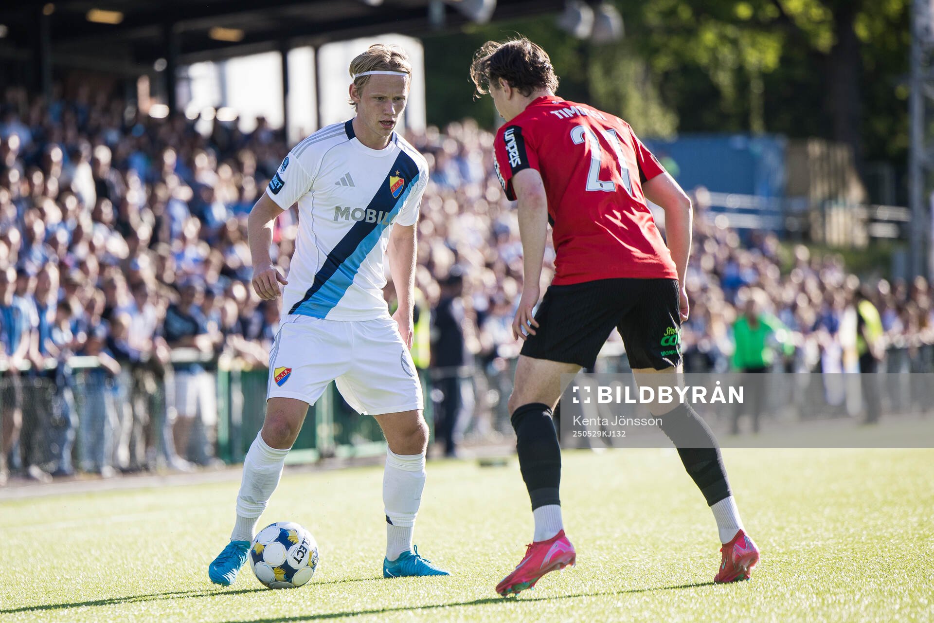 Djurgårdens Tobias Gulliksen och Brommapojkarnas Alex Timossi Andersson under fotbollsmatchen i Allsvenskan mellan Brommapojkarna och Djurgården den 29 maj 2025 i Stockholm.